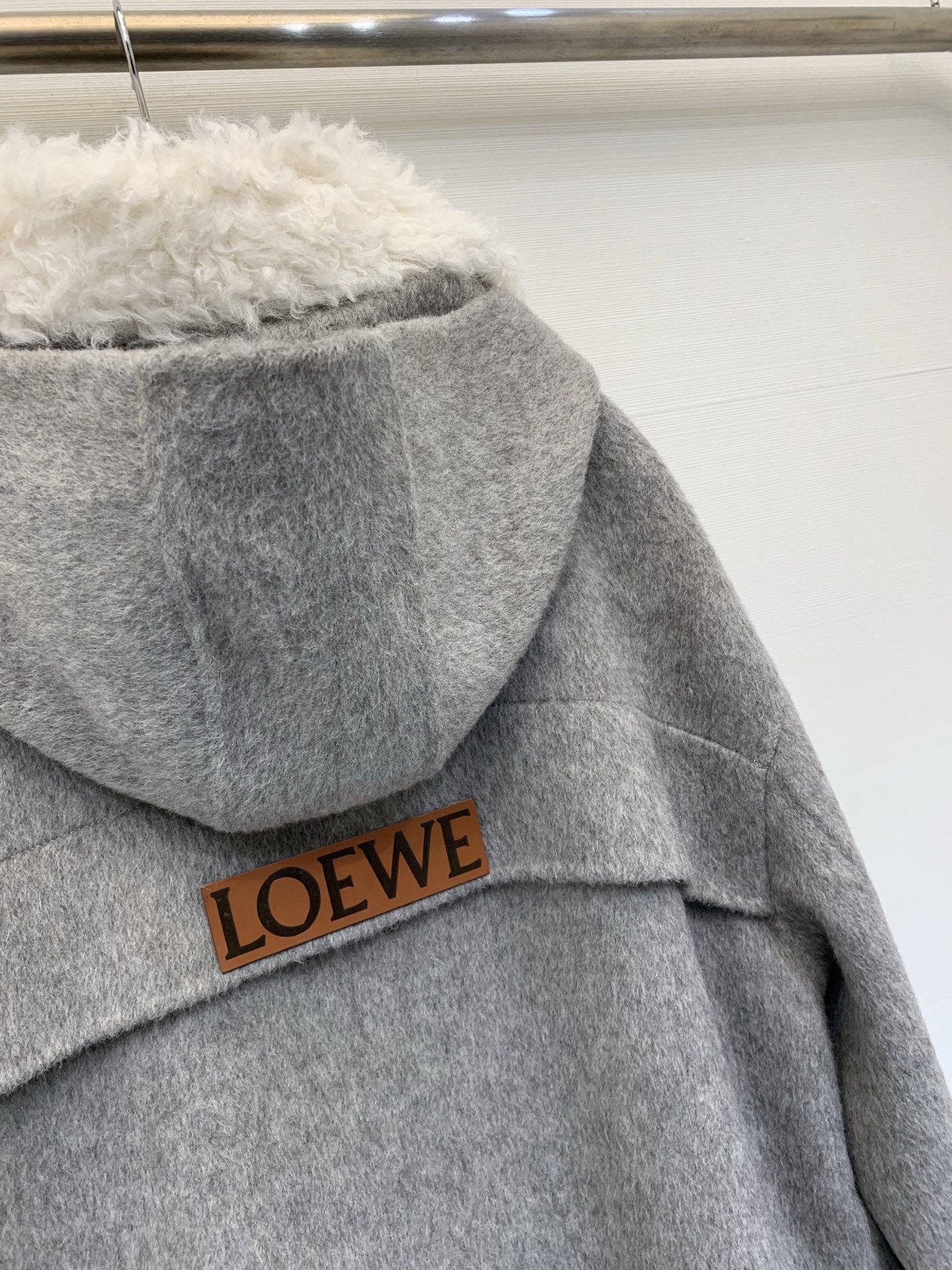 Loewe 25秋冬新款 毛绒拼接宽松长款连帽大衣，采用羊驼毛和羊毛混纺面料，质感丝滑柔软舒适，领口、拉