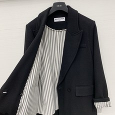 BALENCIAGA 25秋冬新款 黑色长款西装羊毛大衣,经典西装翻领+单排扣开合,两侧是大尺寸贴袋,整 BALENCIAGA 25秋冬新款 黑色长款西装羊毛大衣,经典西装翻领+单排扣开合,两侧是大尺寸贴袋,整