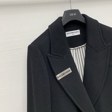 BALENCIAGA 25秋冬新款 黑色长款西装羊毛大衣,经典西装翻领+单排扣开合,两侧是大尺寸贴袋,整 BALENCIAGA 25秋冬新款 黑色长款西装羊毛大衣,经典西装翻领+单排扣开合,两侧是大尺寸贴袋,整