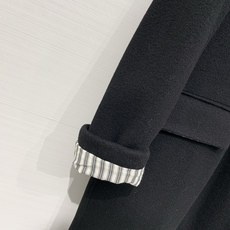 BALENCIAGA 25秋冬新款 黑色长款西装羊毛大衣,经典西装翻领+单排扣开合,两侧是大尺寸贴袋,整 BALENCIAGA 25秋冬新款 黑色长款西装羊毛大衣,经典西装翻领+单排扣开合,两侧是大尺寸贴袋,整
