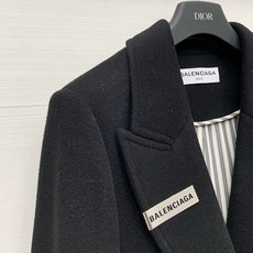 BALENCIAGA 25秋冬新款 黑色长款西装羊毛大衣,经典西装翻领+单排扣开合,两侧是大尺寸贴袋,整 BALENCIAGA 25秋冬新款 黑色长款西装羊毛大衣,经典西装翻领+单排扣开合,两侧是大尺寸贴袋,整