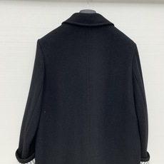 BALENCIAGA 25秋冬新款 黑色长款西装羊毛大衣,经典西装翻领+单排扣开合,两侧是大尺寸贴袋,整 BALENCIAGA 25秋冬新款 黑色长款西装羊毛大衣,经典西装翻领+单排扣开合,两侧是大尺寸贴袋,整