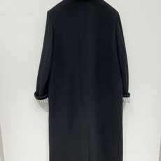 BALENCIAGA 25秋冬新款 黑色长款西装羊毛大衣,经典西装翻领+单排扣开合,两侧是大尺寸贴袋,整 BALENCIAGA 25秋冬新款 黑色长款西装羊毛大衣,经典西装翻领+单排扣开合,两侧是大尺寸贴袋,整