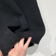BALENCIAGA 25秋冬新款 黑色长款西装羊毛大衣,经典西装翻领+单排扣开合,两侧是大尺寸贴袋,整 BALENCIAGA 25秋冬新款 黑色长款西装羊毛大衣,经典西装翻领+单排扣开合,两侧是大尺寸贴袋,整
