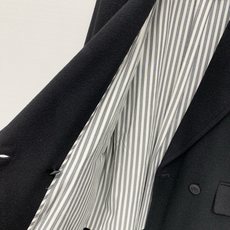 BALENCIAGA 25秋冬新款 黑色长款西装羊毛大衣,经典西装翻领+单排扣开合,两侧是大尺寸贴袋,整 BALENCIAGA 25秋冬新款 黑色长款西装羊毛大衣,经典西装翻领+单排扣开合,两侧是大尺寸贴袋,整