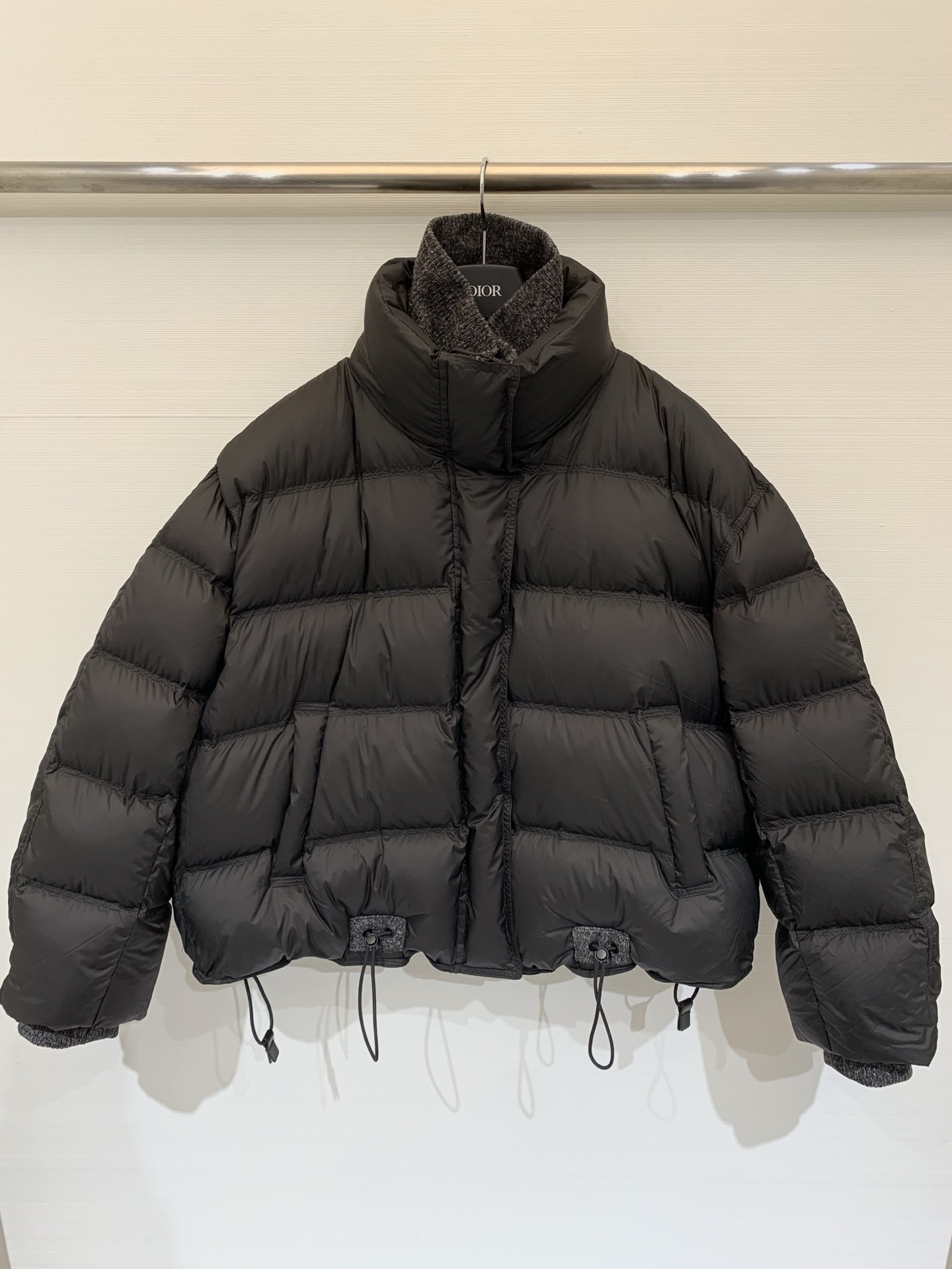 NO:654877,Comes with dust bag Sacai 25 new autumn and winter style spliced fake two-piece short bread down jacket, short fluffy version, knitted rib splicing design inside, taking into account warmth and leisure feeling, and the drawstring adjustment at the hem, you can freely adjust the looseness, the type of 'simple high-end + light design', it can be paired with jeans for a casual style, or with a skirt for a gentle temperament. It is a versatile and textured short warm item in autumn and winter.  Two-color sml,,skirts,jeans,down jacket,alexander wang19860909配防尘袋Sacai 25秋冬新款 拼接假两件短款面包羽绒服,短款蓬松版型,内里针织罗纹拼接设计,兼顾保暖和休闲感,下摆还有抽绳调节,可自由调整宽松度,“简约高级+轻设计”的类型,既能搭配牛仔裤走休闲风,也能配半裙走温柔气质路线,是秋冬百搭又显质感的短款保暖单品 两色sml,,skirts,jeans,down jacket,alexander wang,Women's clothing