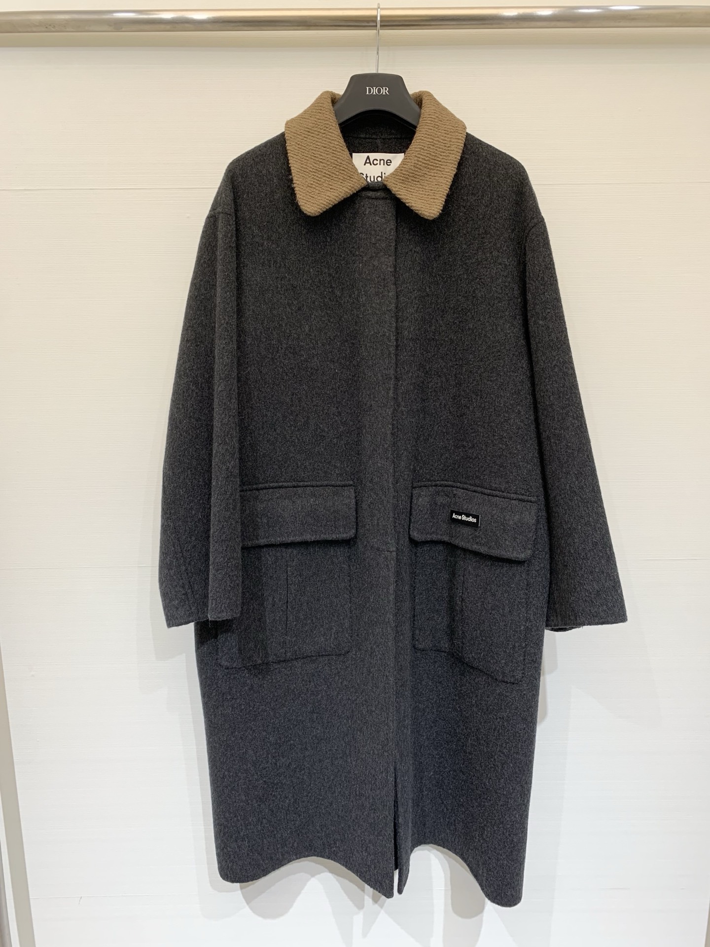 NO:654867,Comes with dust bag AcneStudios 25 new autumn and winter style long yak wool coat with contrasting splicing fur collar, yak wool blended material, thick and crisp texture, strong warmth retention, showing a low-key matte high-end feel, the collar is spliced ​​with plush material, which can not only create a cool street style, but also can be paired with simple inner wear to create a relaxed commuting feeling~ Two-color SML,,acne studios,dior,alexander wang19860909配防尘袋AcneStudios 25秋冬新款 撞色拼接毛领长款牦牛绒大衣,牦牛绒羊毛混纺材质,质感厚实挺括,保暖性强,呈现低调的哑光高级感,领口拼接了毛绒材质,既能搭出酷飒街头风,也能搭配简约内搭营造松弛通勤感~ 两色SML,,acne studios,dior,alexander wang,Women's clothing