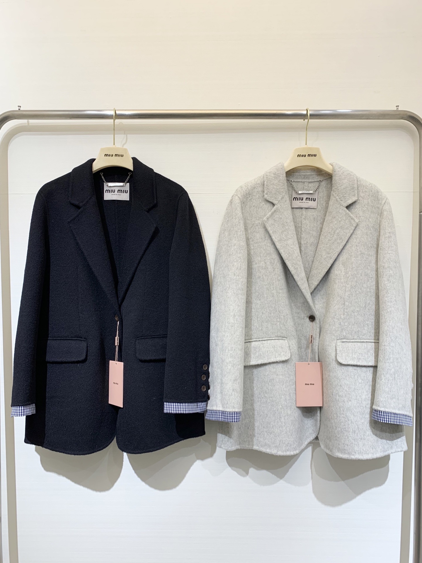 NO:655719,MIUMI* 25 autumn and winter series single-row one-button double-sided cashmere suit jacket made of 10% cashmere 90% wool blended fabric Classic plaid stitching sleeve design Classic tailoring pattern is full of modern urban style Decorated with MIUMIU embroidered logo on the back to add iconic elements Color black light gray Size number sml,,miumiu,jackets & coats,alexander wang19860909MIUMI* 25秋冬系列款 单排一粒扣双面羊绒西服外套 选用10羊绒90羊毛混纺面料 经典格纹拼接手袖设计 经典的剪裁工艺图案洋溢着现代都会风情 背后饰以MIUMIU刺绣徽标 增添标志性元素 颜色黑色 浅灰 码数sml,,miumiu,jackets & coats,alexander wang,Women's clothing