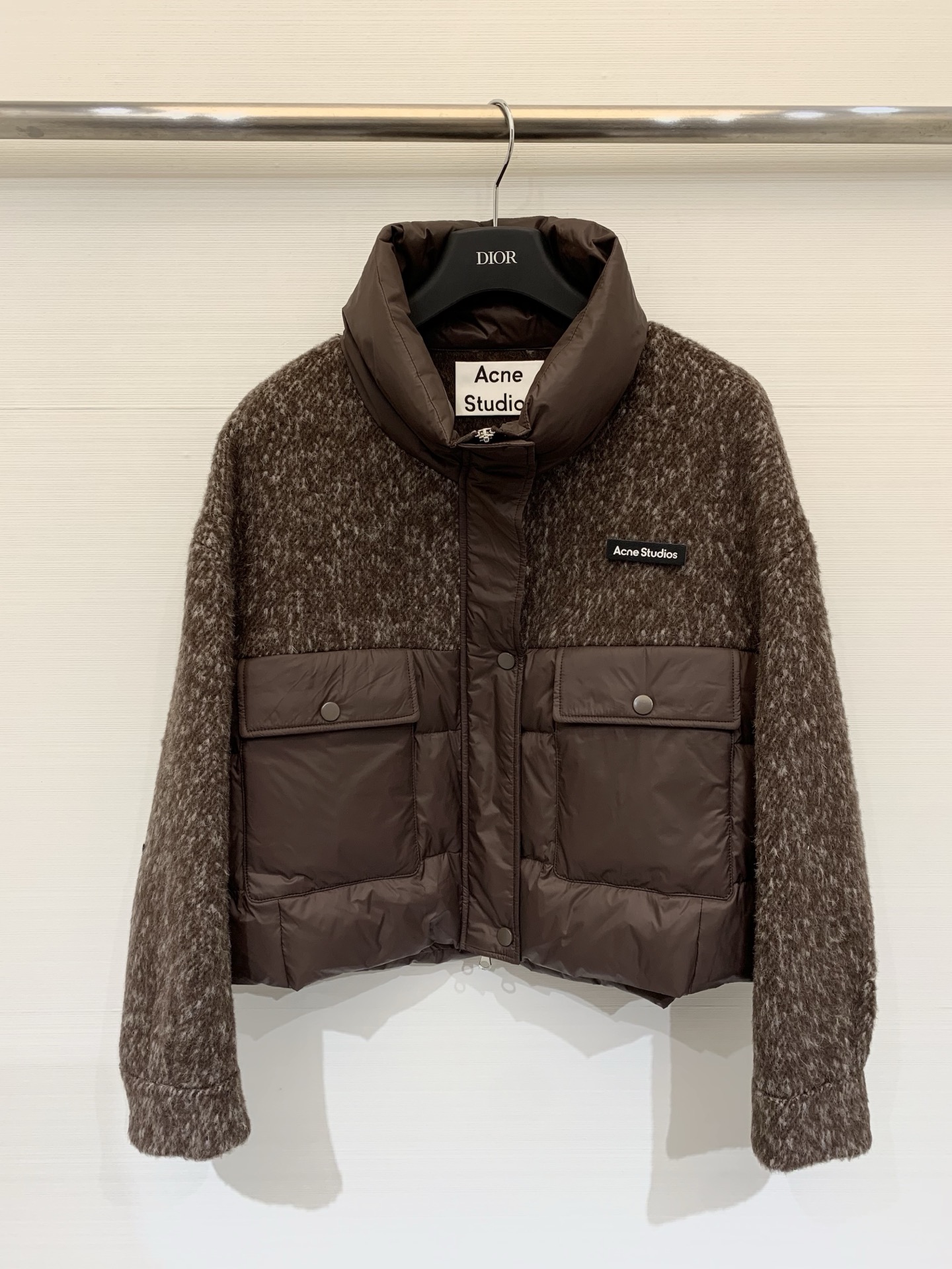 NO:655708,Comes with dust bag Acne Studios 25 new autumn and winter wool splicing down short jacket with black down splicing filling, warm and textured!  Wool tweed outer layer, soft down inner layer, very suitable for autumn and winter, short cut + lapel + metal buttons, simple and high-end, can be worn for commuting and leisure, the brand's consistent low-key luxury style, practical and design sense, paired with high-waisted pants or skirts, easily create a fashionable look Two-color SML,,acne studios,dior,skirts,jackets & coats,jackets & coats,down jacket,alexander wang19860909配防尘袋Acne Studios 25秋冬新款 羊毛拼接羽绒短款外套夹克 黑色羽绒拼接填充,保暖又有质感！外层羊毛粗花呢,内里柔软羽绒,秋冬穿超合适,短款剪裁＋翻领＋金属纽扣,简约又高级,通勤休闲都能穿,品牌一贯的低调奢华风,实用又有设计感,搭配高腰裤或裙装,轻松打造时髦造型 两色SML,,acne studios,dior,skirts,jackets & coats,jackets & coats,down jacket,alexander wang,Women's clothing