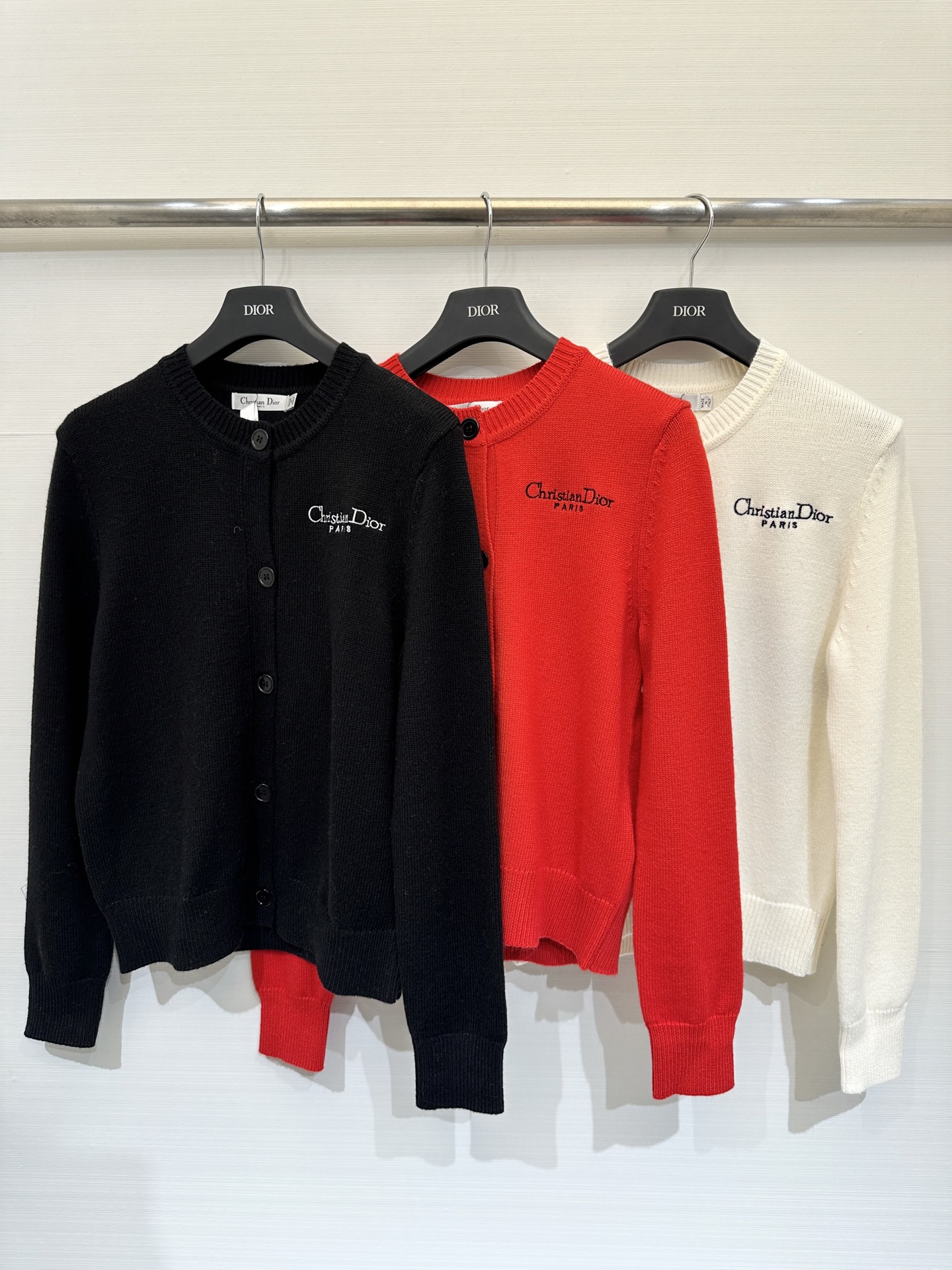 NO:656540,Dior 25 new autumn and winter style, five-pointed star round neck cardigan style, logo pattern decoration, series models shipped, upper body with high-end atmosphere, three-color SML,, dior, alexander wang19860909Dior 25秋冬新款 五角星圆领开衫款 logo图案修饰点缀 系列款出货 上身高级氛围感 三色SML,,dior,alexander wang,Women's clothing