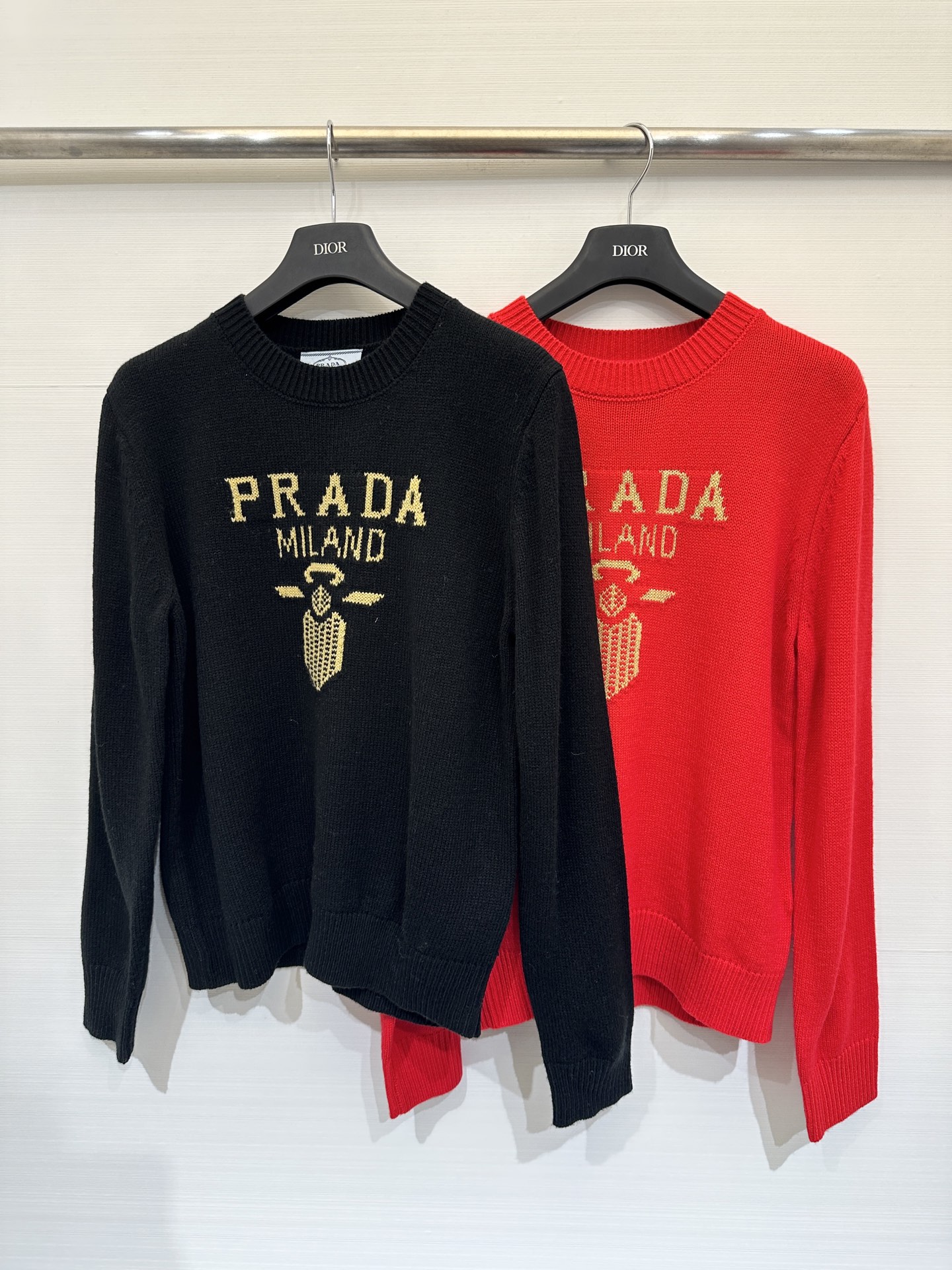 NO:656535,Prada 25 new autumn and winter style knitted round neck long sleeves logo pattern decoration embellishment series models shipped upper body high-end atmosphere two-color SML, prada, alexander wang19860909Prada 25秋冬新款 针织圆领长袖款 logo图案修饰点缀 系列款出货 上身高级氛围感 两色SML,,prada,alexander wang,Women's clothing