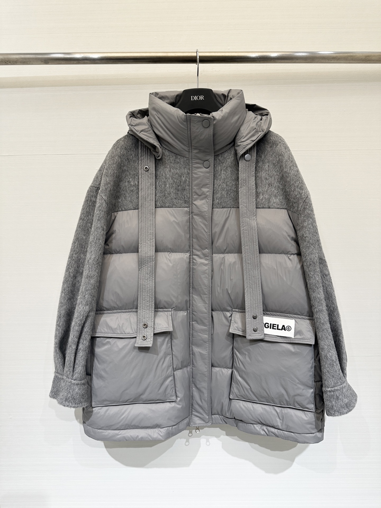 NO:656524,Comes with dust bag MM6 25 new autumn and winter style detachable hooded spliced down jacket, black matte down fabric + dark gray wool fabric, the two materials collide to create a layered texture, loose fit, large patch pockets on both sides (the left pocket has the 'MARGIELA 6' logo), a very practical mix and match style that can be used for daily outings or layered to create a casual atmosphere. One color sml,, masion margiela, jackets & coats, down  jacket,hats,alexander wang19860909配防尘袋MM6 25秋冬新款 拆卸连帽拼接羽绒服外套,黑色哑光羽绒面料+深灰色羊毛面料,两种材质碰撞出层次质感,宽松版型,两侧大贴袋（左侧袋口有“MARGIELA 6”标识）,实用性很高的混搭款,既能适配日常出街,也能叠搭营造随性氛围 一色sml,,masion margiela,jackets & coats,down jacket,hats,alexander wang,Women's clothing