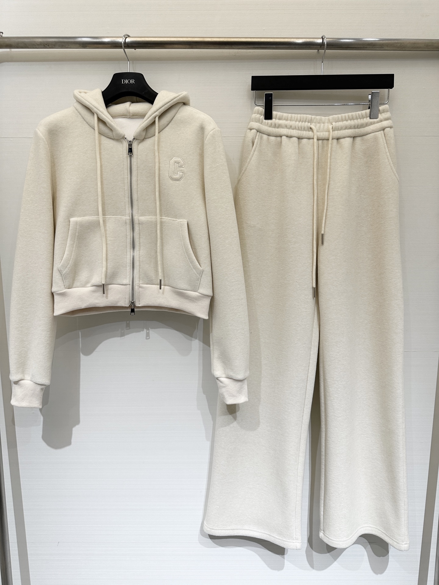 NO:657404,Celine 25 new autumn and winter velvet hooded sweatshirt suit, short hooded zipper style + casual pants, with same-color drawstrings, 'C' three-dimensional embroidery logo on the chest, large pockets on both sides, loose and comfortable fit, soft fleece/plush material, skin-friendly texture with gentle matte luster, easily create a lazy atmosphere Two-color sml P,,celine,hoodie,sweatshirts,hats,alexander wang19860909Celine 25秋冬新款 加绒连帽卫衣套装,短款连帽拉链款+休闲裤,配同色系抽绳,胸前有“C”立体刺绣标识,两侧设大口袋,版型宽松舒适,柔软的抓绒/毛绒材质,质感亲肤且带有温柔的哑光光泽,轻松打造慵懒氛围感 两色sml P,,celine,hoodie,sweatshirts,hats,alexander wang,Women's clothing