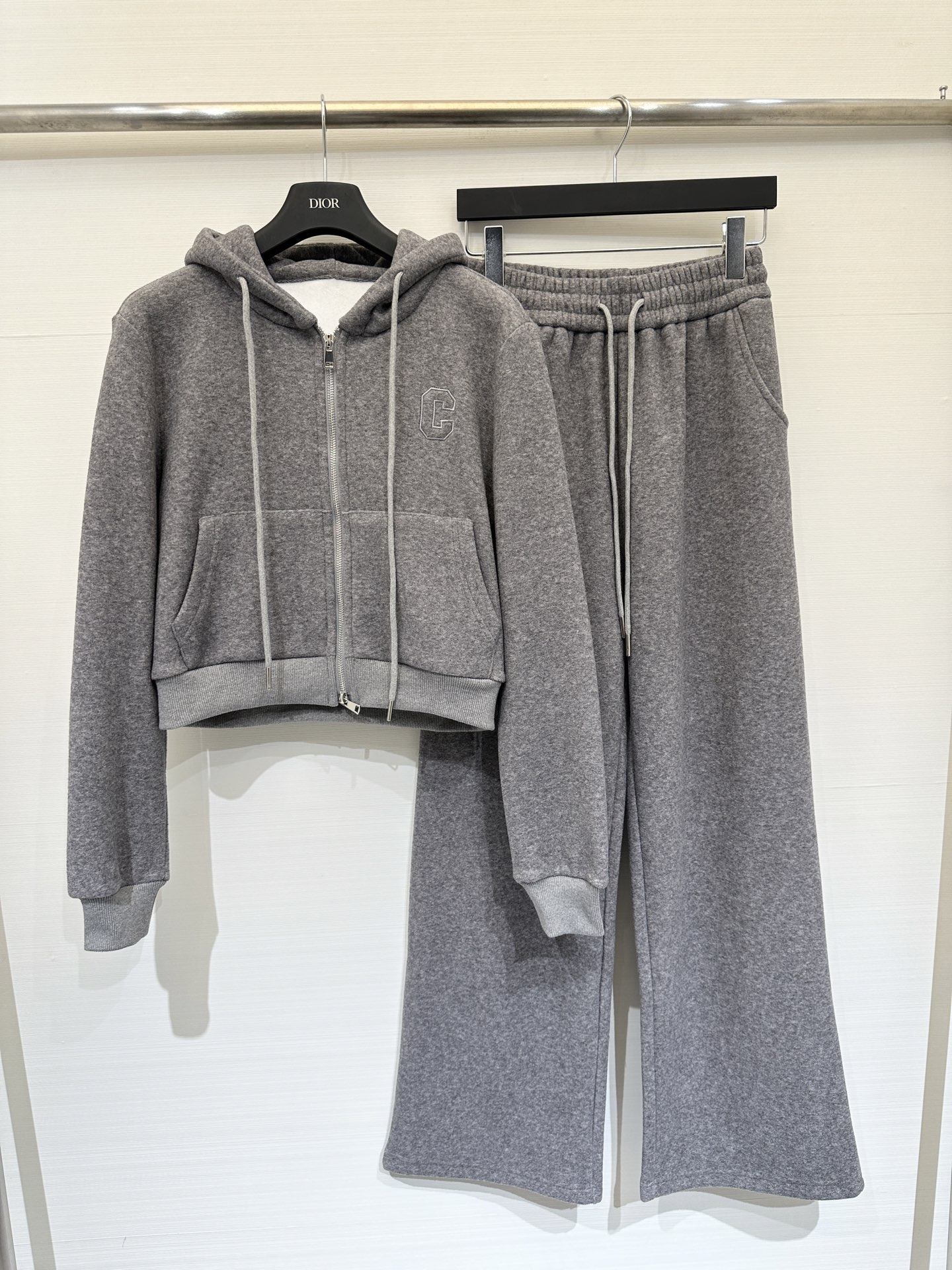 NO:657400,Celine 25 new autumn and winter velvet hooded sweatshirt suit, short hooded zipper style + casual pants, with same-color drawstrings, 'C' three-dimensional embroidery logo on the chest, large pockets on both sides, loose and comfortable fit, soft fleece/plush material, skin-friendly texture with gentle matte luster, easily create a lazy atmosphere Two-color sml,,celine,hoodie,sweatshirts,hats,alexander wang19860909Celine 25秋冬新款 加绒连帽卫衣套装,短款连帽拉链款+休闲裤,配同色系抽绳,胸前有“C”立体刺绣标识,两侧设大口袋,版型宽松舒适,柔软的抓绒/毛绒材质,质感亲肤且带有温柔的哑光光泽,轻松打造慵懒氛围感 两色sml,,celine,hoodie,sweatshirts,hats,alexander wang,Women's clothing