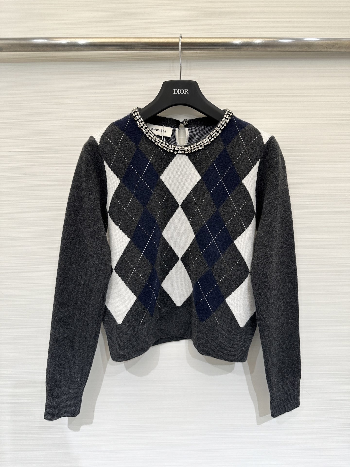 NO:657383,Self-Portrait 25 new autumn and winter diamond-embellished rhombus knitted sweater, retro British + exquisite and light luxury, round neck edge decorated with silver rhinestones, short version, overall proportion is neat and tall, can be worn alone to create a 'lady' atmosphere, or layered under a coat/suit, it is a very popular 'light mature retro' dressing item in recent years. Size sml,,sweaters,business suit,alexander wang19860909Self-Portrait 25秋冬新款 钻饰菱格纹针织毛衣,复古英伦+精致轻奢感,圆领边缘缀满了银色水钻装饰,版型短型整体比例利落显高,既可以单穿营造“大小姐”氛围,也能内搭在大衣/西装里做层次,是近年很火的“轻熟复古”穿搭单品 码数sml,,sweaters,business suit,alexander wang,Women's clothing