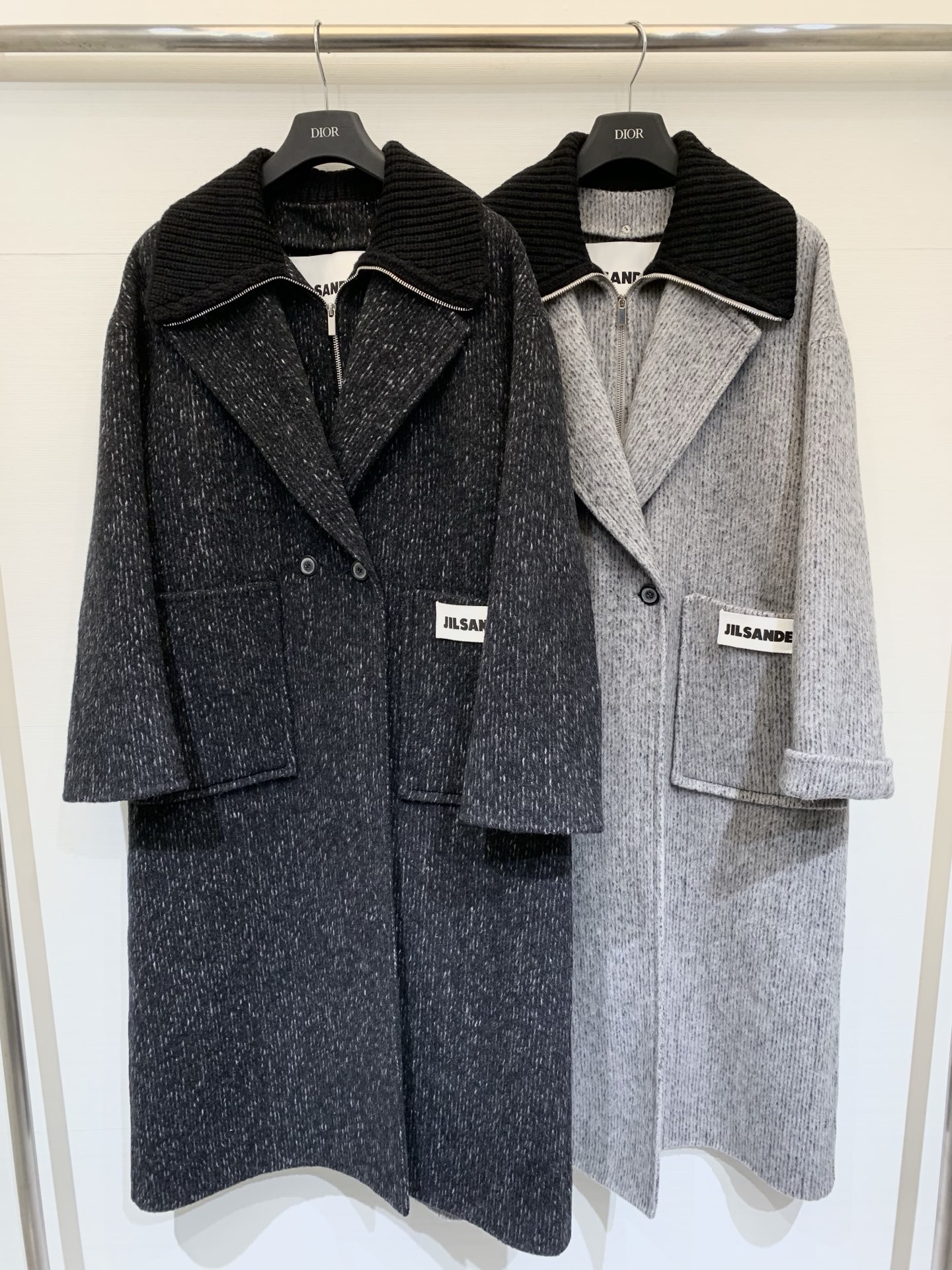 NO:657372,Comes with dust bag JILSANDER 25 new autumn and winter fake two-piece spliced knitted collar wool alpaca long coat, minimalist and advanced autumn and winter commuting style, soft texture with subtle texture, the collar is spliced with black thick knitted material, loose oversize long version, large-size patch pockets on both sides of the body, and 'JIL' on the pocket  SANDER+' white brand label, the overall lines are simple and neat, the color is low in saturation, and the design has no redundant decoration. It is suitable for both commuting and casual occasions. It is the core item of autumn and winter texture wear. Two-color SML,,jil sander,versace,alexander wang19860909配防尘袋JILSANDER 25秋冬新款 假两件拼接针织领羊毛羊驼毛长款大衣,极简高级的秋冬通勤款,质感柔软且带有细微纹理,领口拼接了黑色粗针织材质,宽松oversize长款版型,衣身两侧是大尺寸贴袋,口袋上带有“JIL SANDER+”的白色品牌标签,整体线条简洁利落,配色低饱和、设计无冗余装饰,既适合通勤也能适配休闲场合,是秋冬质感穿搭的核心单品 两色SML,,jil sander,versace,alexander wang,Women's clothing