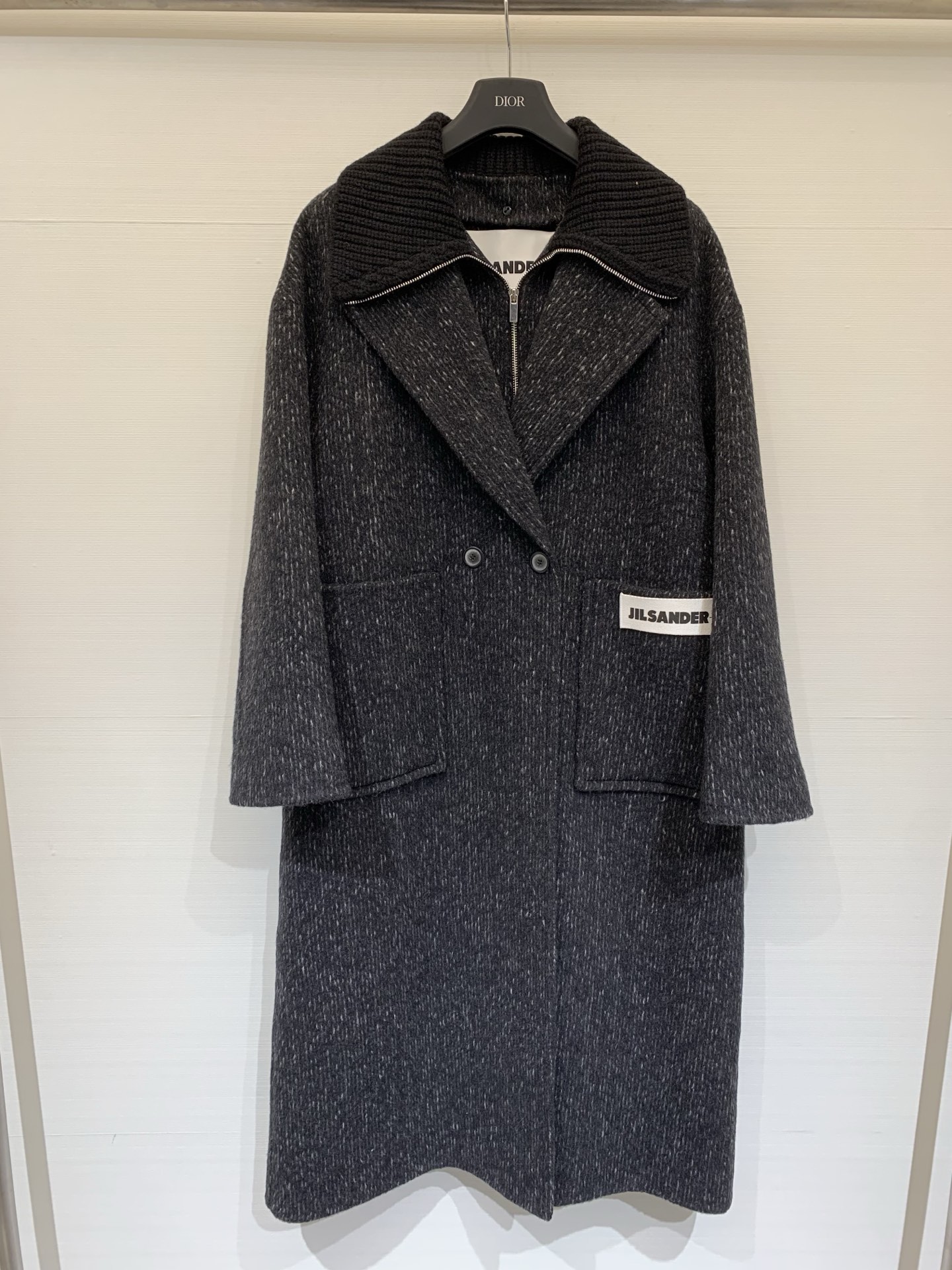 NO:657377,Comes with dust bag JILSANDER 25 new autumn and winter fake two-piece spliced knitted collar wool alpaca long coat, minimalist and advanced autumn and winter commuting style, soft texture with subtle texture, the collar is spliced with black thick knitted material, loose oversize long version, large-size patch pockets on both sides of the body, and 'JIL' on the pocket  SANDER+' white brand label, the overall lines are simple and neat, the color is low in saturation, and the design has no redundant decoration. It is suitable for both commuting and casual occasions. It is the core item of autumn and winter texture wear. Two-color SML,,jil sander,versace,alexander wang19860909配防尘袋JILSANDER 25秋冬新款 假两件拼接针织领羊毛羊驼毛长款大衣,极简高级的秋冬通勤款,质感柔软且带有细微纹理,领口拼接了黑色粗针织材质,宽松oversize长款版型,衣身两侧是大尺寸贴袋,口袋上带有“JIL SANDER+”的白色品牌标签,整体线条简洁利落,配色低饱和、设计无冗余装饰,既适合通勤也能适配休闲场合,是秋冬质感穿搭的核心单品 两色SML,,jil sander,versace,alexander wang,Women's clothing