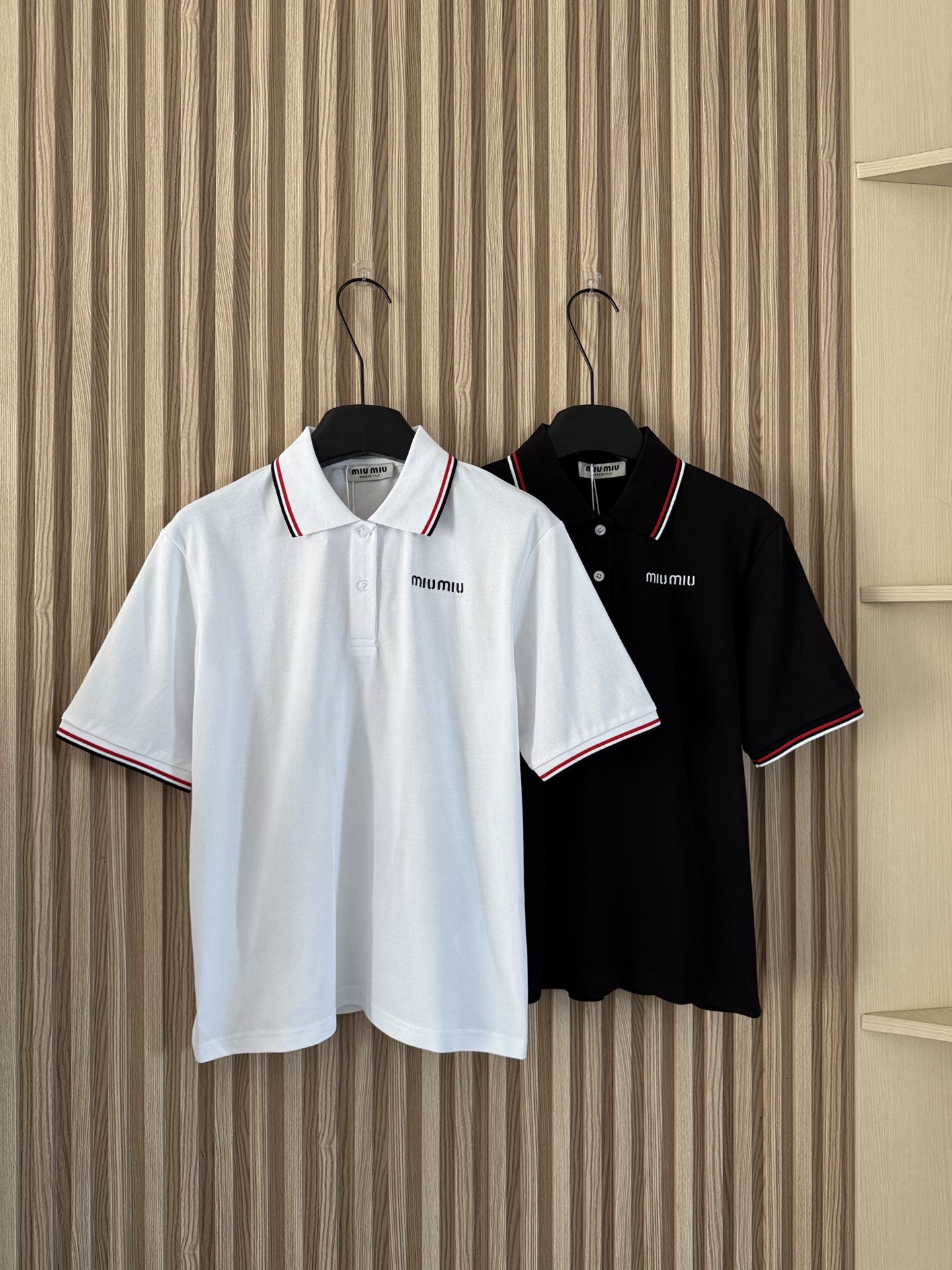 NO:657345,MIUMI* 26 new spring and summer style, youthful and energetic college style contrasting edge lapel short-sleeved POLO shirt, custom-made piqué cotton weaving, high-end texture, comfortable and soft, lapel short-sleeved version, delicate and exquisite, letter embroidered logo decoration on the chest, showing high-end tonality, regular version does not matter body shape and age, simple and versatile for daily use in all seasons!  Two-color SML,,miumiu,T-shirt,alexander wang19860909MIUMI* 26春夏新款 青春活力学院风撞色边翻领短袖POLO衫,定制珠地棉织造,质感高级,舒适柔软,翻领短袖版型,细腻精致,胸口点缀字母刺绣徽标装饰,彰显高级调性,常规版型不挑身材年龄,四季日常简约百搭款！两色SML,,miumiu,T-shirt,alexander wang,Women's clothing