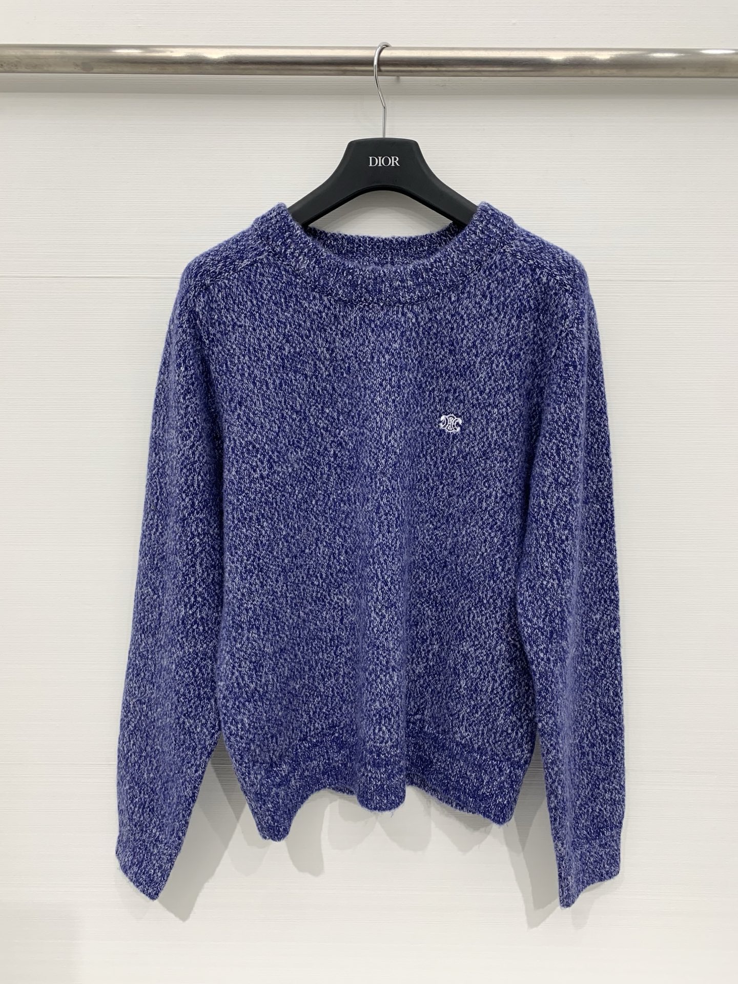 NO:658308,Celine 25 new autumn and winter round neck embroidered logo knitted sweater, simple and light luxury, loose shoulder version, overall micro-profile design, no sense of restraint on the upper body, can be worn alone to create a casual daily look, can also be worn as an inner layered jacket, suitable for a variety of dressing scenes. Two-color sml P,,celine,jackets & coats,sweaters,alexander wang19860909Celine 25秋冬新款 圆领刺绣Logo针织毛衣,简约轻奢,宽松的落肩版型,整体为微廓形设计,上身无束缚感,单穿打造随性的日常造型,也能作为内搭叠穿外套,适配多种穿搭场景 两色sml P,,celine,jackets & coats,sweaters,alexander wang,Women's clothing