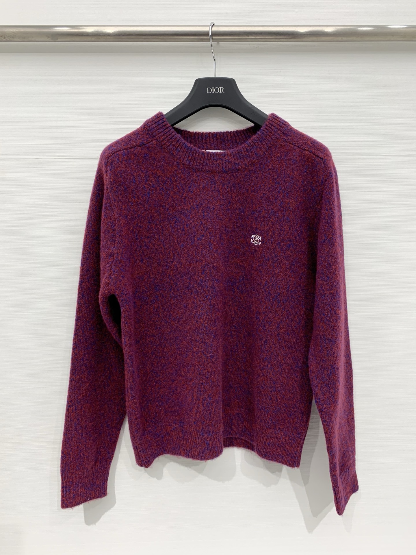 NO:658311,Celine 25 new autumn and winter round neck embroidered logo knitted sweater, simple and luxurious, loose shoulder version, overall micro-profile design, no sense of restraint on the upper body, can be worn alone to create a casual daily look, can also be worn as a layered jacket, suitable for a variety of dressing scenes. Two-color sml,,celine,jackets & coats,sweaters,alexander wang19860909Celine 25秋冬新款 圆领刺绣Logo针织毛衣,简约轻奢,宽松的落肩版型,整体为微廓形设计,上身无束缚感,单穿打造随性的日常造型,也能作为内搭叠穿外套,适配多种穿搭场景 两色sml,,celine,jackets & coats,sweaters,alexander wang,Women's clothing