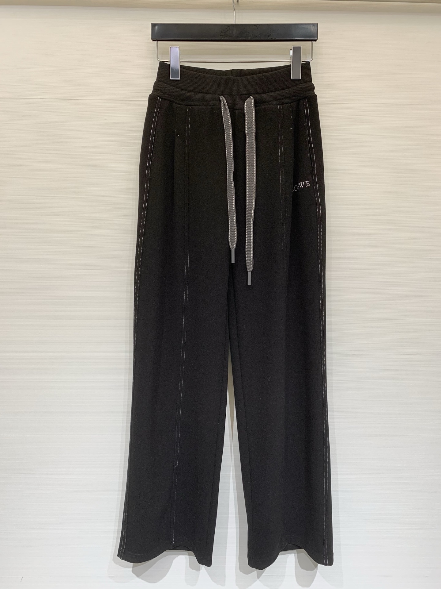 NO:658302,Loewe 25 new autumn and winter drawstring wide-leg casual pants, lazy and casual luxury casual style, high-waisted design with wide-brimmed rib waistband, which fits the waist while enhancing the waistline, visually making the legs longer. Two-color sml,, loewe, alexander wang19860909Loewe 25秋冬新款 抽绳阔腿休闲裤,慵懒随性的轻奢休闲风,高腰设计搭配宽边罗纹腰头,贴合腰部的同时提升腰线,视觉上更显腿长 两色sml,,loewe,alexander wang,Women's clothing