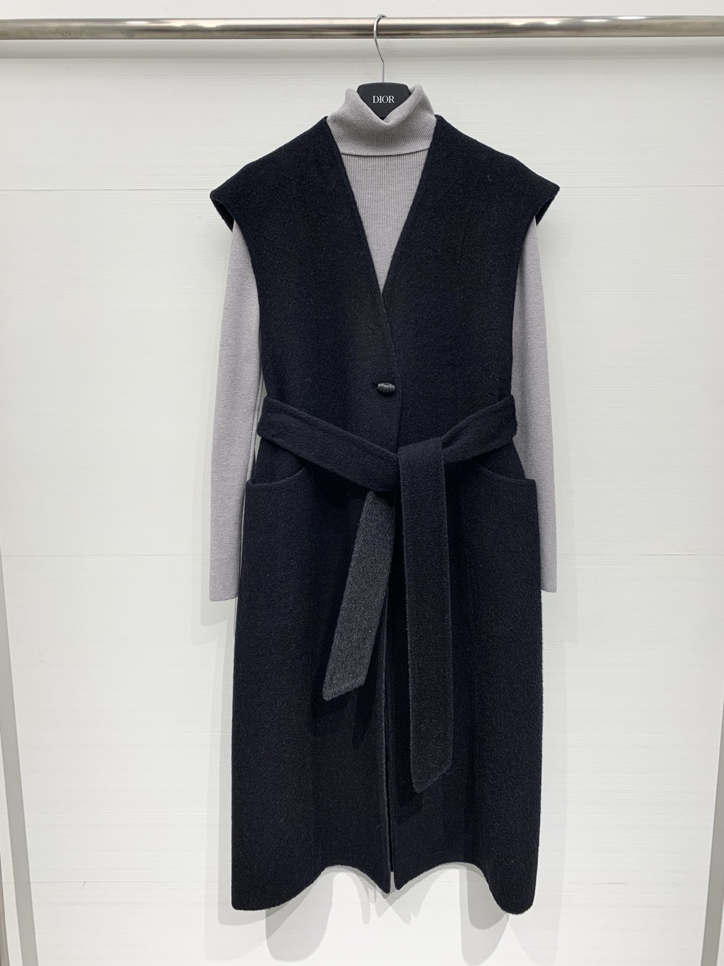 NO:658325,Toteme 25 new autumn and winter two-piece black sleeveless long vest coat, with light gray high-neck knitted inner layer, AB wool fabric, loose straight silhouette, knee-length, sleeveless design with wide shoulder line, creating a casual oversize effect, the overall combination adopts a minimalist high-end style, black and gray color combination is calm and atmospheric, suitable for daily commuting, but also can create a lazy casual look One color sml,,versace,alexander wang19860909Toteme 25秋冬新款 黑色无袖长款马甲大衣两件套,搭配浅灰色高领针织内搭,AB面羊毛面料,宽松的直筒廓形,长度过膝,无袖设计搭配宽肩线,打造出随性的oversize效果,整体搭配走极简的高级风,黑灰配色沉稳大气,既适合日常通勤,也能打造慵懒的休闲造型 一色sml,,versace,alexander wang,Women's clothing