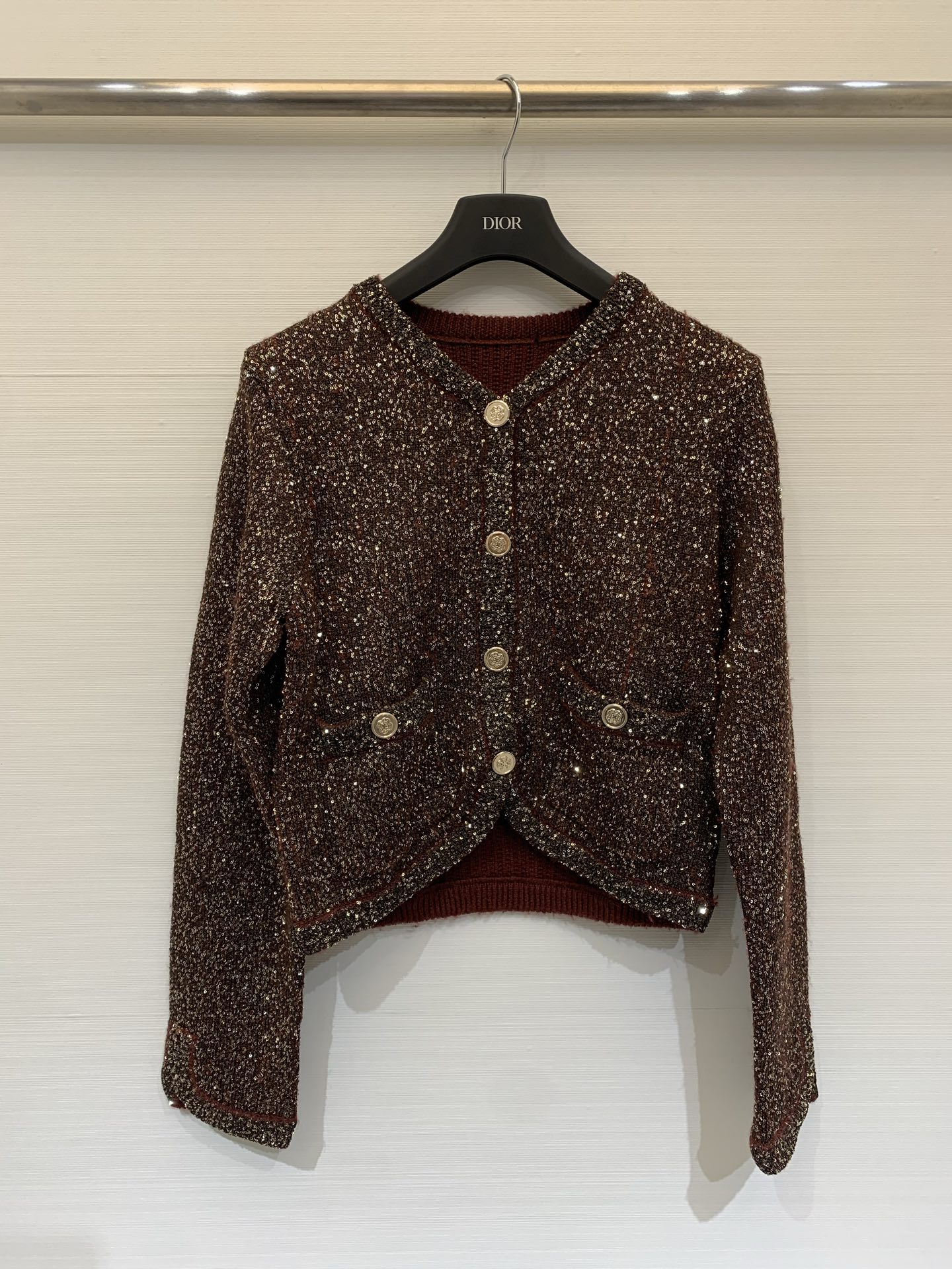 NO:658322,Maje 25 new autumn and winter heavy sequined cardigan model with logo pattern decoration and embellishment. Series models are shipped. The upper body is full of high-end atmosphere. Three colors SML,, 19860909Maje 25秋冬新款 重工珠片开衫款 logo图案修饰点缀 系列款出货 上身高级氛围感满满 三色SML,, ,Women's clothing