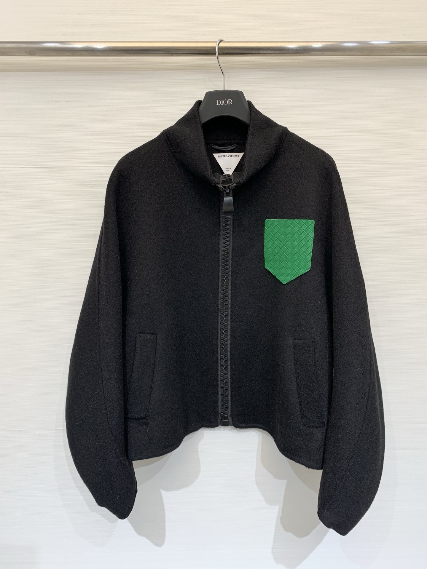 NO:658719,BV25 new autumn and winter woven leather pocket wool jacket, eye-catching green leather pocket, simple and detailed, high-quality wool, soft and warm, perfect for autumn and winter!  Customized metal zipper, practical and high-quality, short cut, looks great with high-waisted pants or skirts, can be worn for commuting and leisure. Three colors sml,,bottega veneta,skirts,jackets & coats,alexander wang19860909BV25秋冬新款 编织皮口袋羊毛外套 亮眼的绿色绿色皮口袋,简约又有细节感,高品质羊毛,柔软保暖,秋冬穿超合适！定制金属拉链,实用又有质感,短款剪裁,搭配高腰裤或裙都很出彩,通勤休闲都能穿 三色sml,,bottega veneta,skirts,jackets & coats,alexander wang,Women's clothing