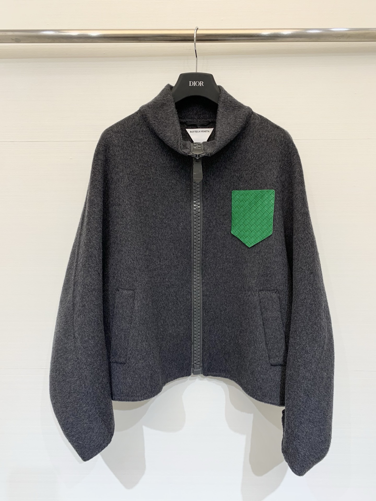 NO:658716,aBV25 new autumn and winter woven leather pocket wool jacket, eye-catching green leather pocket, simple and detailed, high-quality wool, soft and warm, perfect for autumn and winter!  Customized metal zipper, practical and high-quality, short cut, looks great with high-waisted pants or skirts, can be worn for commuting and leisure. Three colors sml,,bottega veneta,skirts,jackets & coats,alexander wang19860909aBV25秋冬新款 编织皮口袋羊毛外套 亮眼的绿色绿色皮口袋,简约又有细节感,高品质羊毛,柔软保暖,秋冬穿超合适！定制金属拉链,实用又有质感,短款剪裁,搭配高腰裤或裙都很出彩,通勤休闲都能穿 三色sml,,bottega veneta,skirts,jackets & coats,alexander wang,Women's clothing