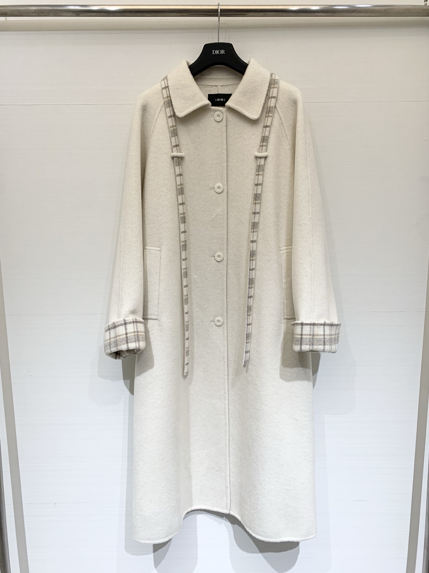 NO:658715,Equipped with dust bag IMMI 25 new autumn and winter ribbon double-sided cashmere coat, cashmere wool blended fabric, soft and warm texture, simple lapel + plaid decorative ribbon design, full of details, the inside is also plaid design, the layering is up!  The long cut can be worn for both commuting and leisure. It looks elegant and intellectual when paired with skirts or high-waisted pants. It can be easily used for daily commuting and light business occasions. It is practical and fashionable!  Two-color SML P,,skirts,alexander wang19860909配防尘袋IMMI 25秋冬新款 飘带双面羊绒大衣,羊绒羊毛混纺面料,质地柔软保暖,简约翻领＋格纹装饰飘带设计,细节满分,内里也是格纹设计,层次感up！长款剪裁,通勤休闲都能穿,搭裙装或高腰裤都很优雅知性～日常通勤、轻商务场合都能轻松驾驭,实用又时髦！两色SML P,,skirts,alexander wang,Women's clothing