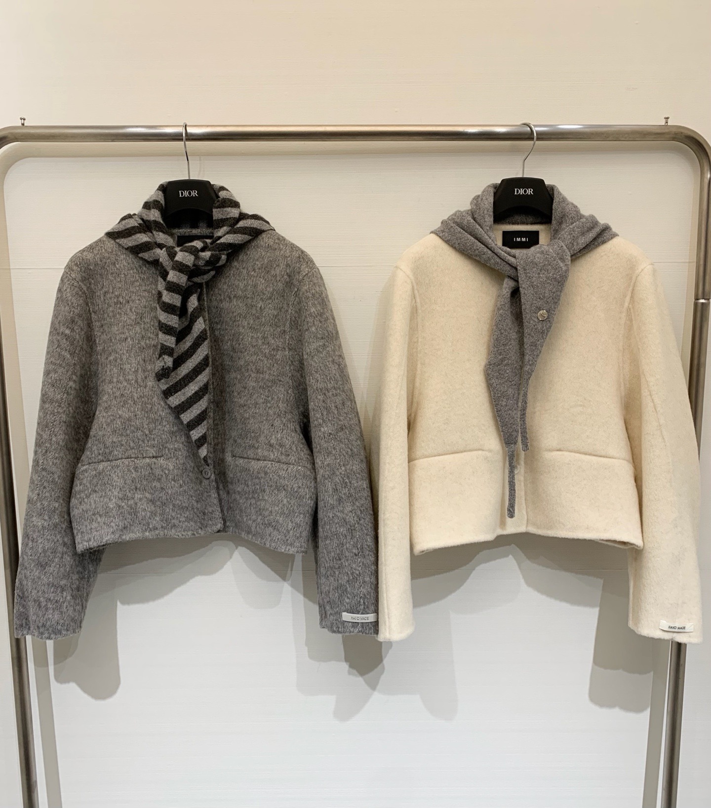 NO:659112,IMMI 25 new autumn and winter style double-sided wool jacket with scarf, slightly curved sleeves, soft to the touch, warm and comfortable, detachable scarf, layering for full fashion and atmosphere, two-color SML, jackets & coats, alexander wang19860909IMMI 25秋冬新款 围巾款双面羊毛外套 袖子微弯刀版型 手感柔软 保暖舒适 拆卸围巾 叠搭拉满时髦度和氛围感 两色SML,,jackets & coats,alexander wang,Women's clothing