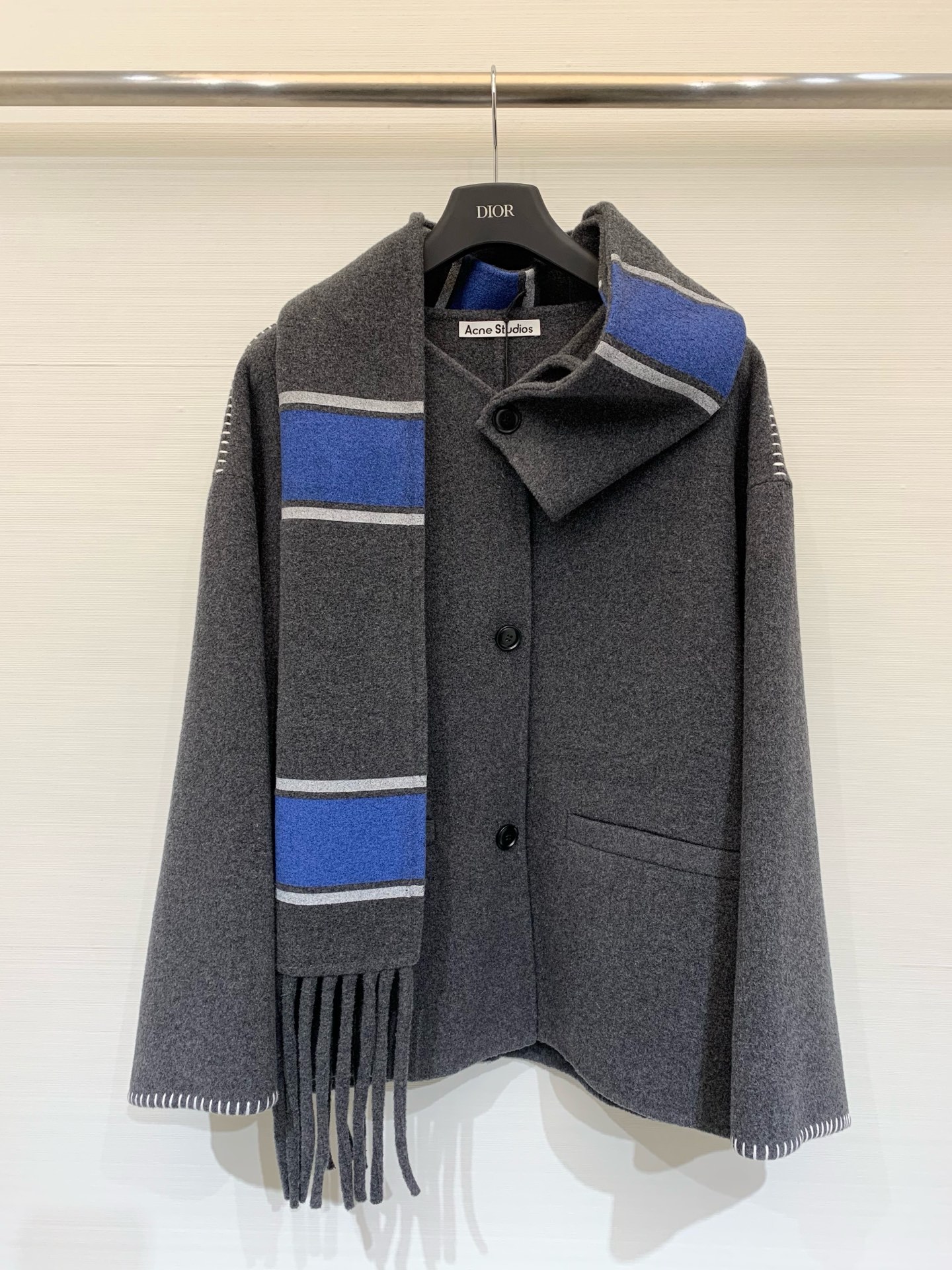 NO:659105,AcneStudios 25 Autumn and Winter Wide Fairy fringed scarf style cashmere jacket. The two-color scarf is very casual. 5 cashmere fabric is soft and fluffy. Hand-stitched topstitch design embellishment. Full of high-end feeling. Two-color SML,,acne studios,dior,jackets & coats,alexander wang19860909AcneStudios 25秋冬宽 神仙流苏围巾款羊绒外套 间色围巾休闲感爆棚 5羊绒面料软糯蓬松 手缝明线设计点缀 高级感满满 两色SML,,acne studios,dior,jackets & coats,alexander wang,Women's clothing