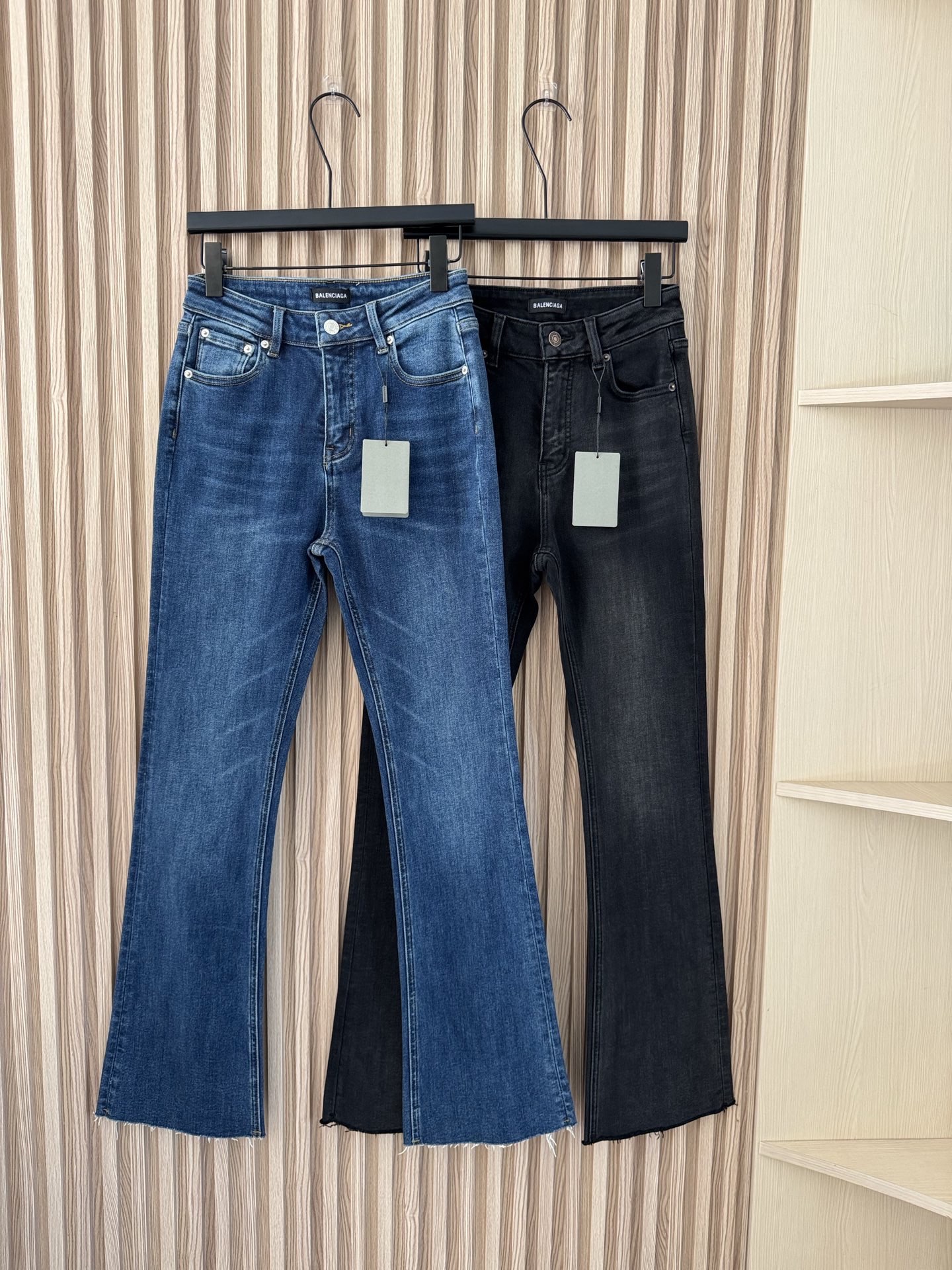 NO:659099,Balenciaga 25 new autumn/winter elastic high-waist slimming and versatile plus velvet jeans, with a slightly flared trouser design, can repeatedly adjust the curvature of the pants to maximize visual slimming, a wardrobe must-have!  Easy to wear every day, two colors sml, balenciaga, jeans, alexander wang19860909Balenciaga 25秋冬新款 弹力微喇高腰显瘦百搭加绒牛仔裤,微喇裤型设计,反复调整裤型弧度,视觉显瘦最大化,衣橱必备！日常好穿 两色sml,,balenciaga,jeans,alexander wang,Women's clothing