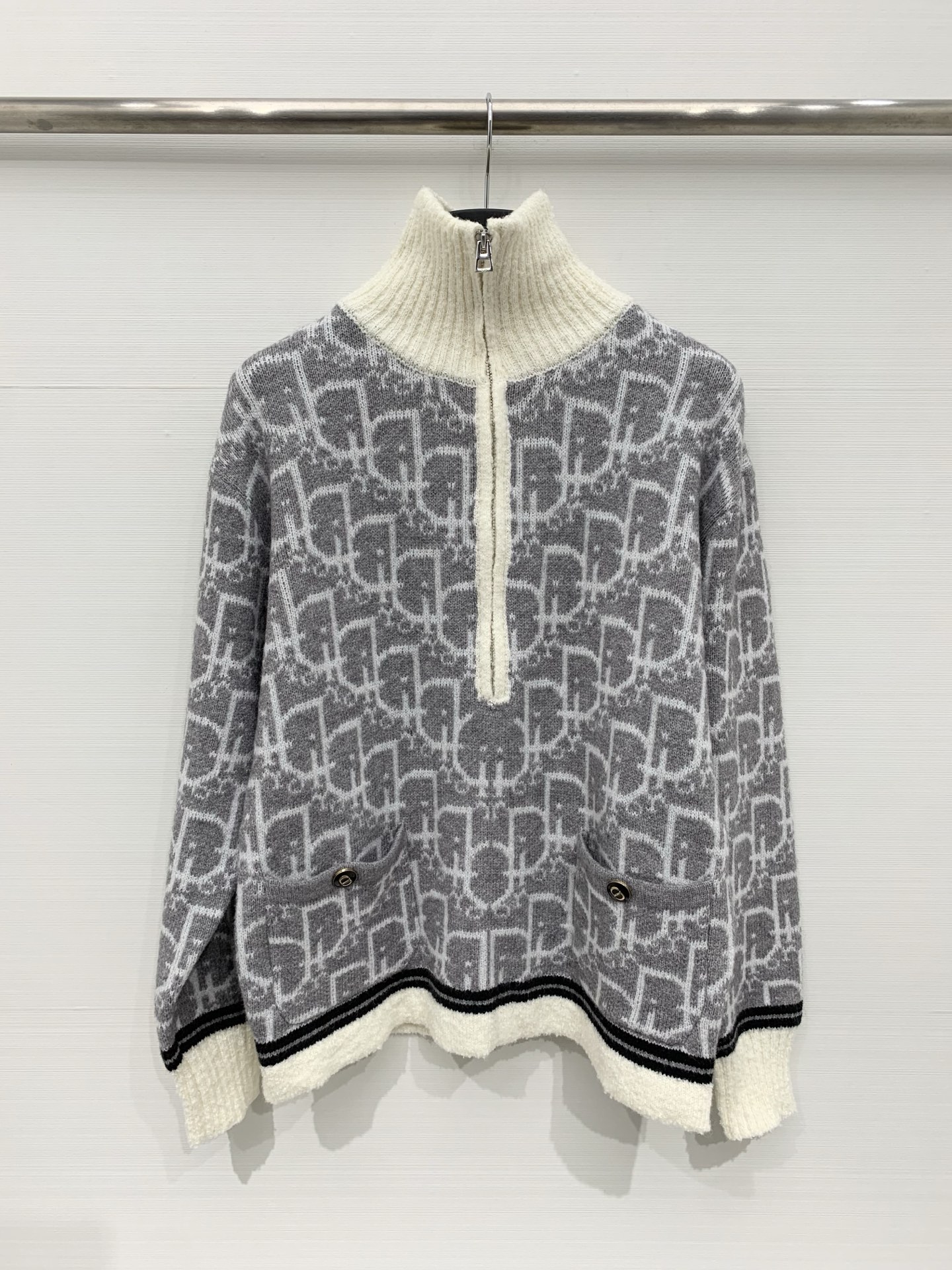 NO:659086,Dior 25 new autumn and winter style, presbyopic lapel knitted pullover style, logo pattern decoration, series models shipped, upper body with high-end atmosphere, two colors //,,dior,alexander wang19860909Dior 25秋冬新款 老花翻领针织套头款 logo图案修饰点缀 系列款出货 上身高级氛围感 两色//,,dior,alexander wang,Women's clothing