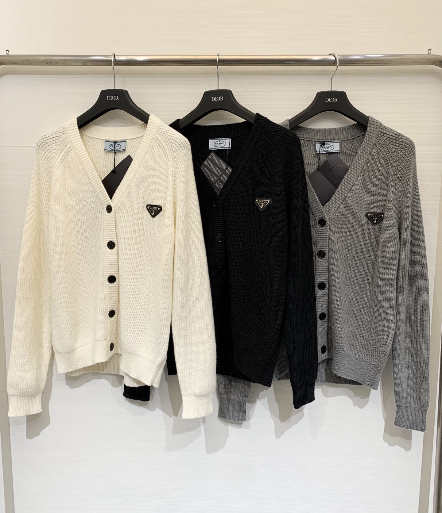 NO:659085,Prada 25 new autumn and winter V-neck knitted long-sleeved cardigan embroidered logo design on the back wool simple and high-end three-color SML P,, prada, alexander wang19860909Prada 25秋冬新款 V领针织长袖开衫 背后刺绣Logo设计 羊毛 简约又高级 三色SML P,,prada,alexander wang,Women's clothing