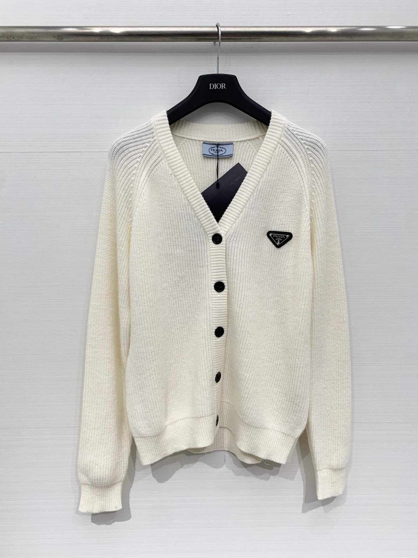 NO:659083,Prada 25 new autumn and winter V-neck knitted long-sleeved cardigan embroidered logo design on the back wool simple and high-end three-color SML, prada, alexander wang19860909Prada 25秋冬新款 V领针织长袖开衫 背后刺绣Logo设计 羊毛 简约又高级 三色SML,,prada,alexander wang,Women's clothing
