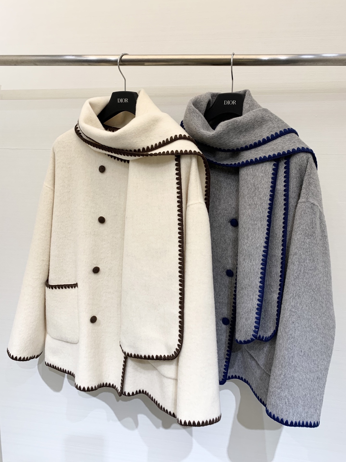 NO:663551,Toteme 25 new autumn and winter scarf coat, super out of stock, shell wool selvedge treatment breaks the boringness of conventional coats, simple and high-end ceiling, 200 wool wool content, warm and textured, super versatile and not picky, countless ins bloggers have the same style, apricot gray, code number sml,,  19860909Toteme 25秋冬新款 围巾大衣 超级断货王 贝壳毛织边处理打破了常规大衣的乏味无趣 简约高级的天花板 200羊毛含毛量保暖又有质感 超级百搭不挑人 无数ins博主同款 杏色 灰色 码数sml,, ,Women's clothing