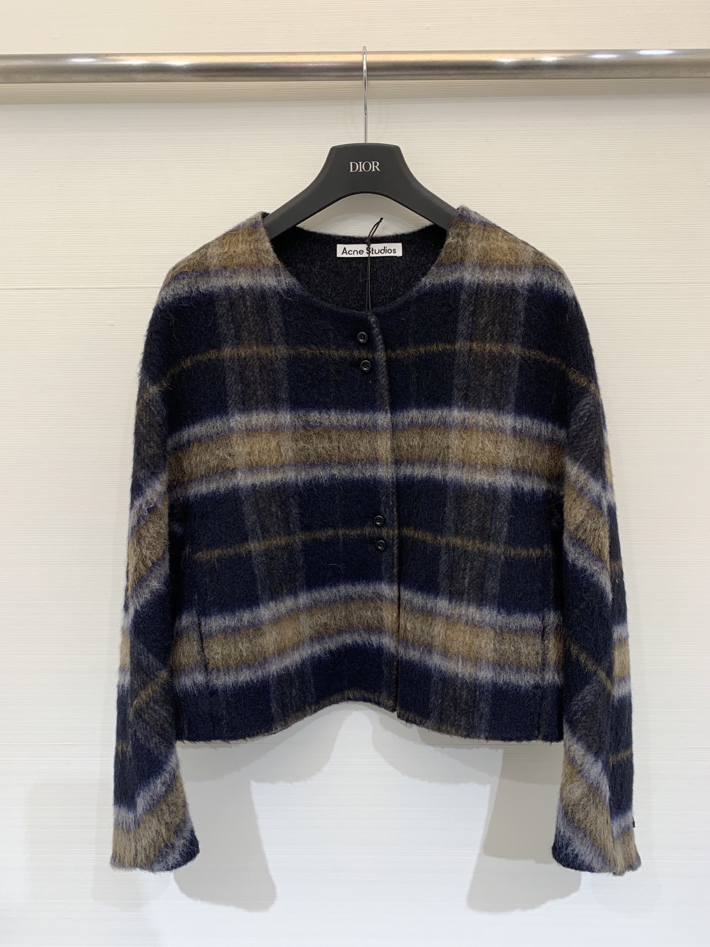 NO:663545,Acnestudios 2025 new skin-friendly products. Retro striped double-sided Suli wool jacket. Short round neck design. Made of high-order Suli wool blended fabric. High-quality texture. Handmade. Full of luxury. The first choice for fashionable and sophisticated wear in all seasons. Standard configuration of Bai Fumei. Two-color sml P,,acne studios,dior,jackets & coats, 19860909Acnestudios 2025亲肤新品 复古条格纹双面苏力羊毛外套 圆领短款设计 采用高订苏丽羊毛混纺面料 质感上乘 纯手工订制 尽显奢华 四季气质时髦精的穿搭首选 白富美标配 两色sml P,,acne studios,dior,jackets & coats, ,Women's clothing