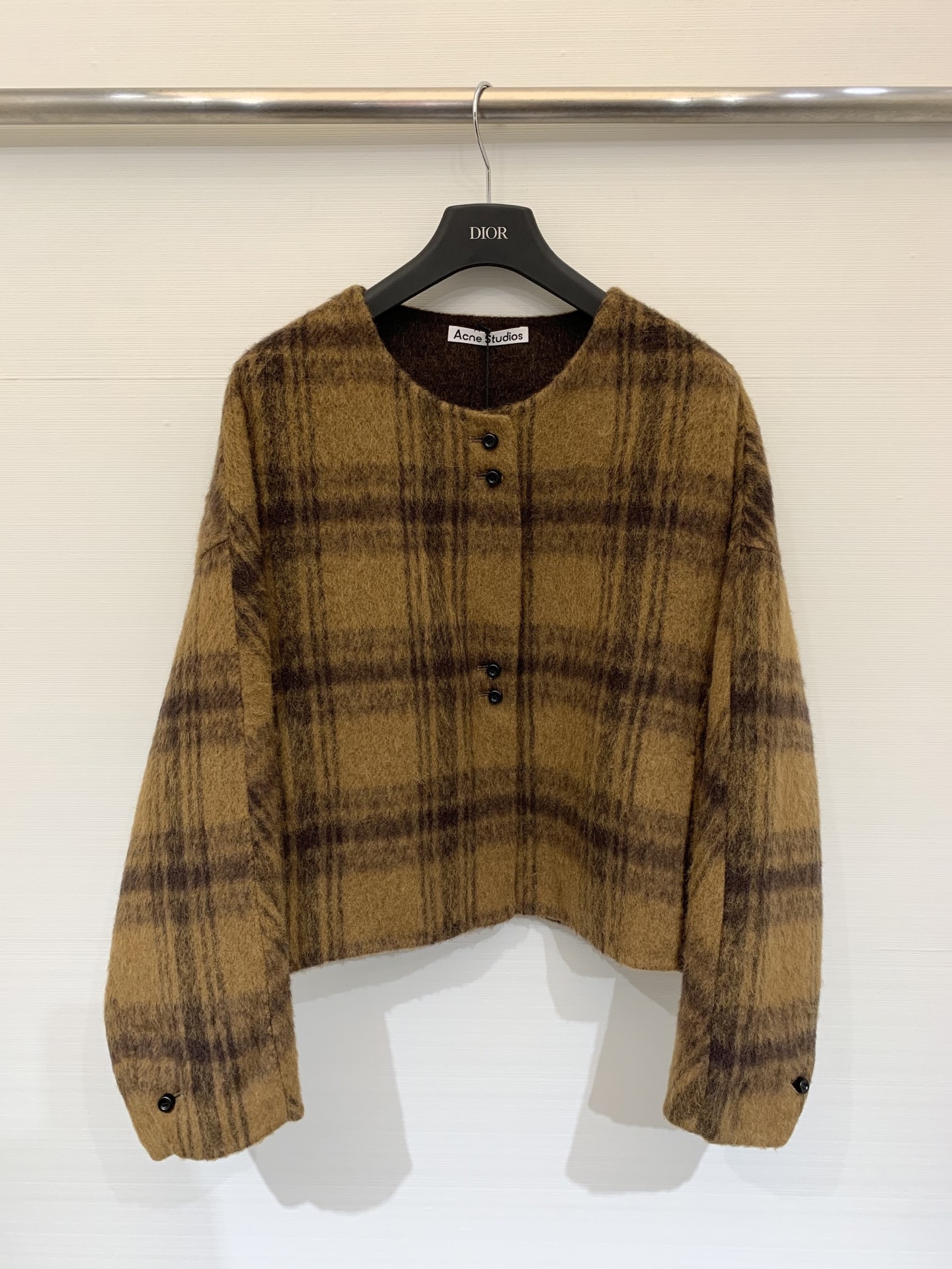 NO:663543,Acnestudios 2025 new skin-friendly products. Retro striped double-sided Suli wool jacket. Short round neck design. Made of high-order Suli wool blended fabric. High quality. Purely handmade. Full of luxury. The first choice for fashionable and exquisite wear in all seasons. Standard configuration of Bai Fumei. Two-color sml,,acne studios,dior,jackets & coats, .19860909Acnestudios 2025亲肤新品 复古条格纹双面苏力羊毛外套 圆领短款设计 采用高订苏丽羊毛混纺面料 质感上乘 纯手工订制 尽显奢华 四季气质时髦精的穿搭首选 白富美标配 两色sml,,acne studios,dior,jackets & coats, ,Women's clothing