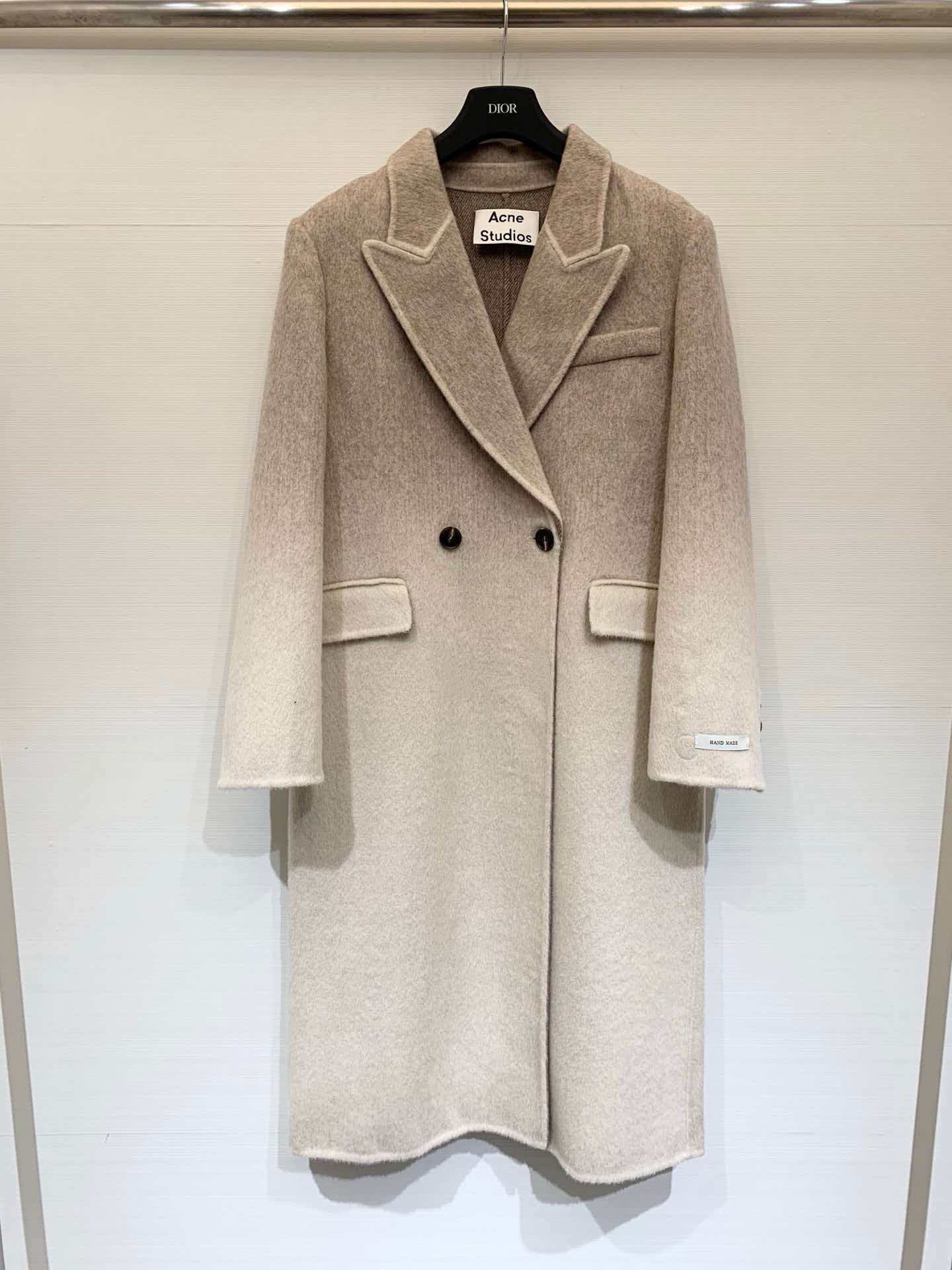 NO:663565,Comes with dust bag Acne Studios 25 new autumn and winter gradient double-sided wool coat. Wool material. Soft and warm. Very suitable for autumn and winter. Gradient color design. Suit collar + double row of two buttons. Straight fit and neat tailoring. Pair with knitted or suit of the same color. Minimalist and high-end. It is a must-have and versatile item for autumn and winter wardrobe. Color gradient gray Gradient coffee Size sml,,acne studios,dior,business suit,alexander  wang19860909配防尘袋Acne Studios 25秋冬新款 渐变色双面羊毛大衣 羊毛材质 柔软又保暖 秋冬穿超合适 渐变色设计 西装领＋双排两粒扣 直身版型剪裁利落 搭配同色系针织或西装 极简高级感满满 是秋冬衣橱必备百搭单品 颜色渐变灰 渐变咖 码数sml,,acne studios,dior,business suit, ,Women's clothing