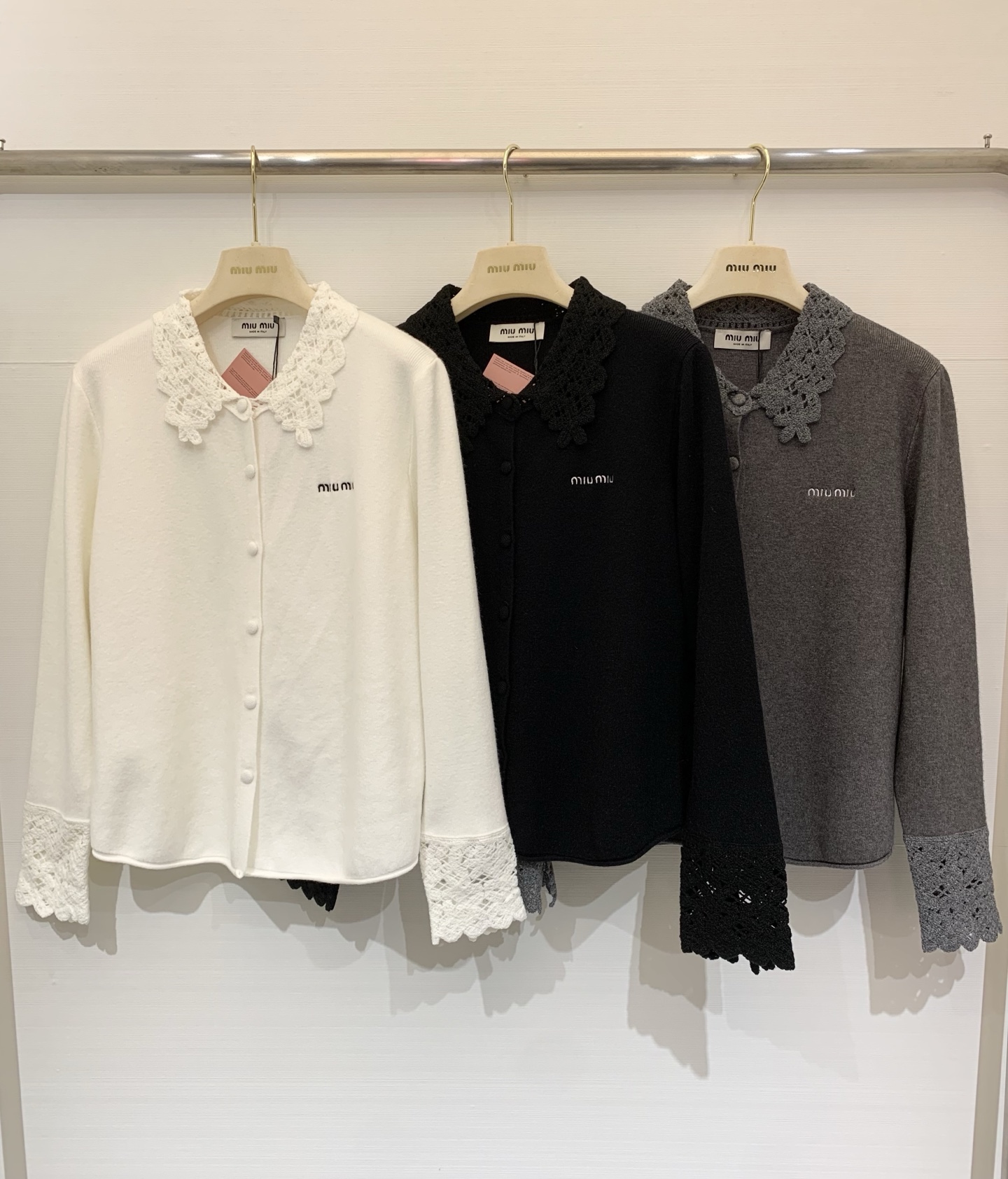 NO:663561,MIUMI* 25 new autumn and winter style lace splicing knitted long-sleeved cardigan Logo pattern decoration embellishment series models shipped upper body high-end atmosphere three colors //,,miumiu, 19860909MIUMI* 25秋冬新款 蕾丝拼接针织长袖开衫 Logo图案修饰点缀 系列款出货 上身高级氛围感 三色//,,miumiu, ,Women's clothing