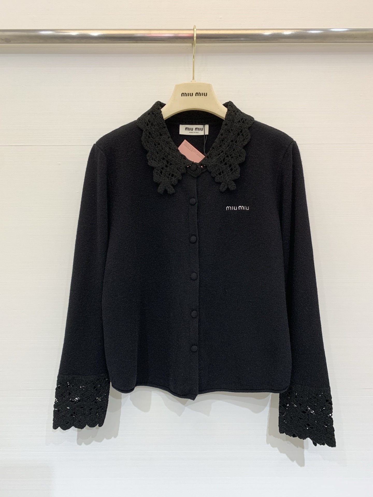 NO:663557,MIUMI* 25 new autumn and winter style lace splicing knitted long-sleeved cardigan Logo pattern decoration embellished series models shipped upper body high-end atmosphere three colors // P,,miumiu, 19860909MIUMI* 25秋冬新款 蕾丝拼接针织长袖开衫 Logo图案修饰点缀 系列款出货 上身高级氛围感 三色// P,,miumiu, ,Women's clothing