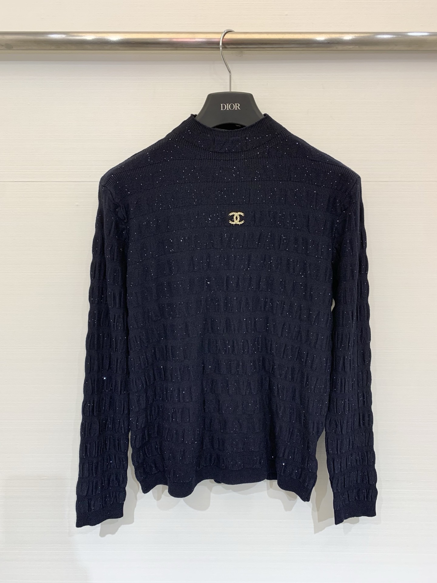 NO:663544,CHANEL 25 new autumn and winter style, solid color high collar knitted long sleeves, concave and convex pit strip design, double C hardware accessories on the chest, wool, three colors SML,,chanel, 19860909CHANEL 25秋冬新款 纯色高领针织长袖 凹凸坑条设计 胸前双C五金配件 羊毛 三色SML,,chanel, ,Women's clothing
