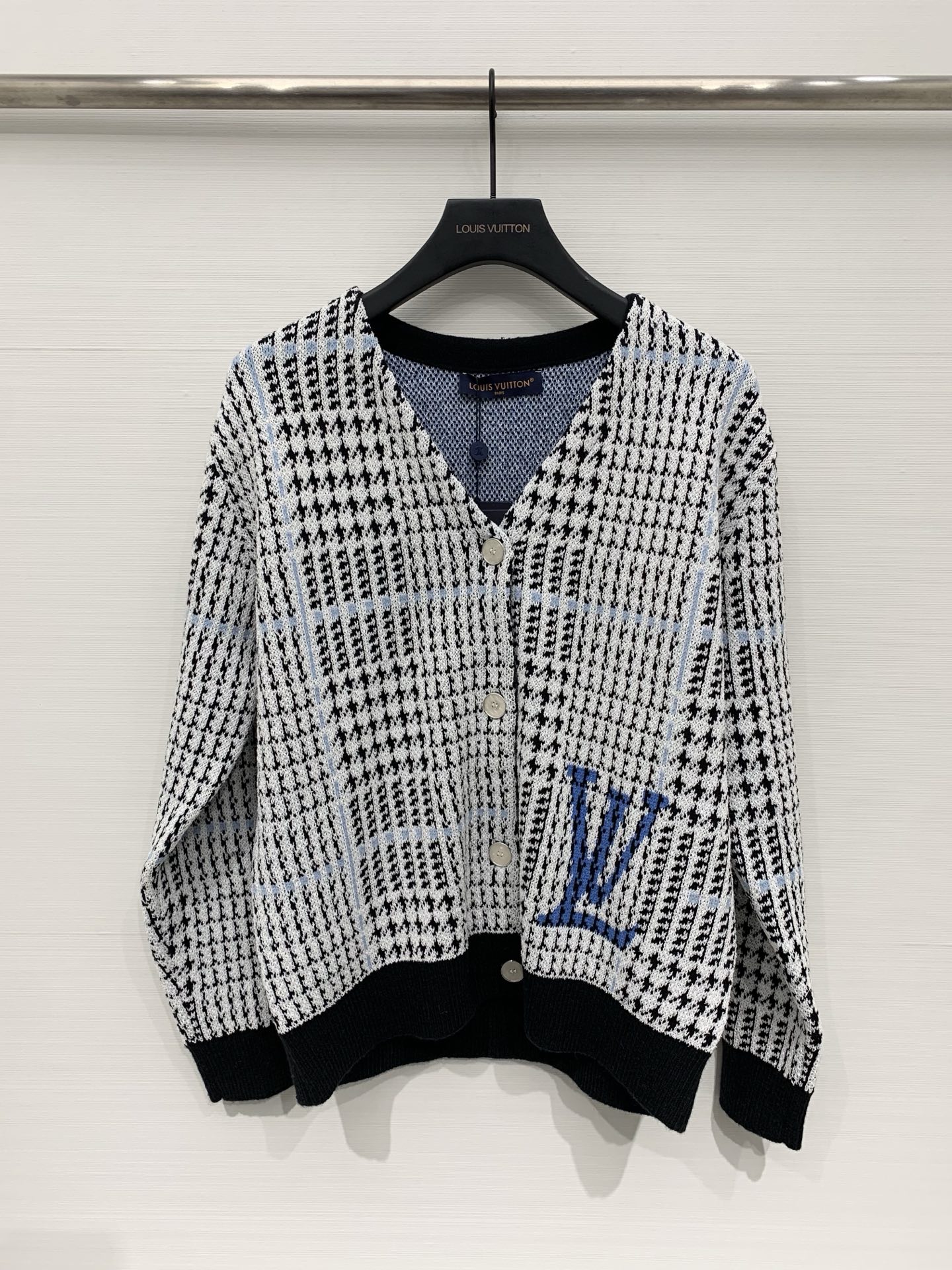NO:663534,LouisVui*ton 25 new autumn and winter V-neck knitted cardigan style logo pattern decoration embellishment series models shipped upper body high-end atmosphere one color sml, louis vuitton,  19860909LouisVui*ton 25秋冬新款 V领针织针织开衫款 logo图案修饰点缀 系列款出货 上身高级氛围感 一色sml,,louis vuitton, ,Women's clothing