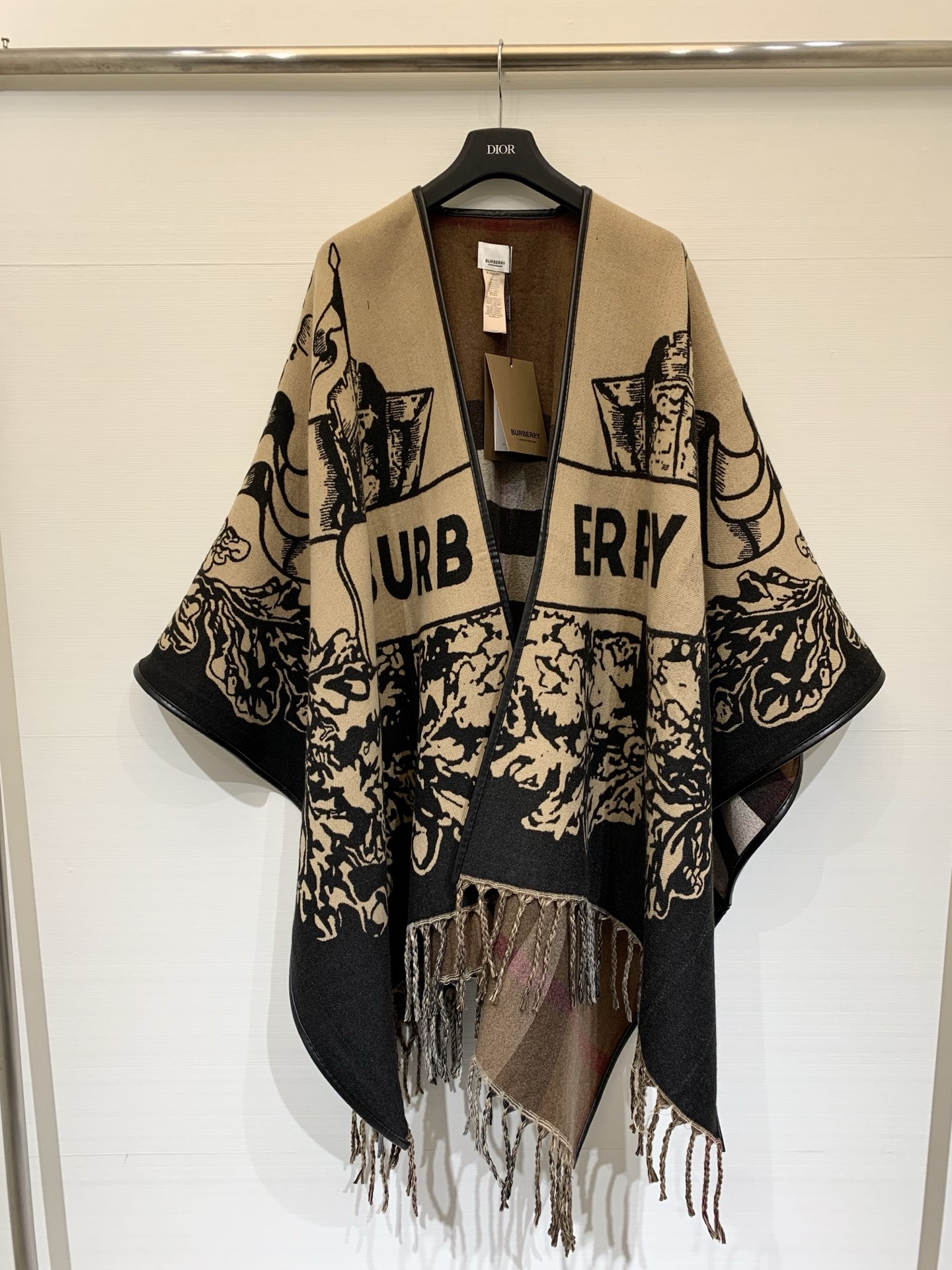 NO:663521,Burbe*ry 2025 autumn and winter new style reversible knitted tassel cape shawl, custom YB cashmere wool yarn weaving, cape style mid-length shawl cut, wearing a relaxed and luxurious texture, reversible design, one side classic brown plaid, one side war horse flag, loose silhouette can also be used as a wide scarf, simple and versatile for daily use in autumn and winter. One color sml,, burberry, shawls,  19860909Burbe*ry 2025秋冬新款 两面穿针织流苏斗篷披肩 定制YB羊绒羊毛纱线织造,斗篷式中长款披肩剪裁,穿出松弛华贵质感,两面穿设计,一面经典棕色系格纹,一面战马旗帜,宽松廓形还可作宽版围巾,秋冬日常简约百搭 一色sml,,burberry,shawls, ,Women's clothing