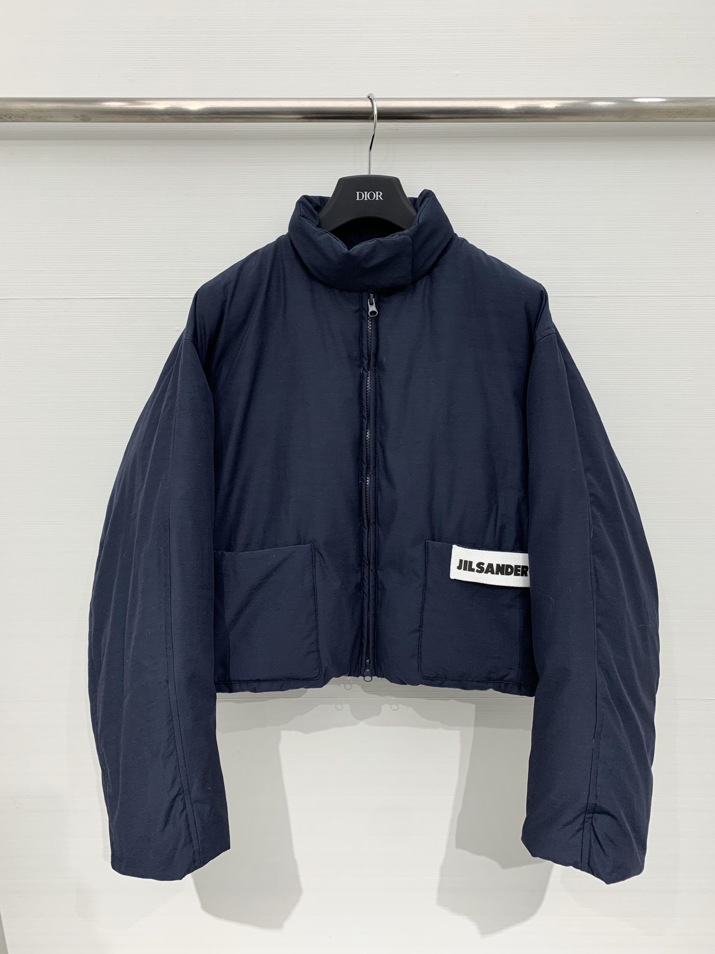 NO:666480,Comes with dust bag JILSANDER minimalist style 25 new autumn and winter style navy short loose down jacket, short + oversize loose cut, equipped with large pockets on both sides, with JIL SANDER white brand logo on the right pocket, made of matte texture fabric, filled with 90 white duck down inside, can be worn open to create a relaxed feeling, can also be pulled up to create a neat look, it is the core item of minimalist style outfit Code number sml,,jil sander,versace,down  jacket, 19860909配防尘袋JILSANDER 极简风穿搭 25秋冬新款 藏青色短款宽松羽绒服,短款+oversize宽松剪裁,两侧配有大口袋,右侧口袋处带有JIL SANDER白色品牌标识,采用哑光质感的面料,内里填充90白鸭绒,敞开穿营造松弛感,也可拉合打造利落造型,是极简风穿搭的核心单品 码数sml,,jil sander,versace,down jacket, ,Women's clothing