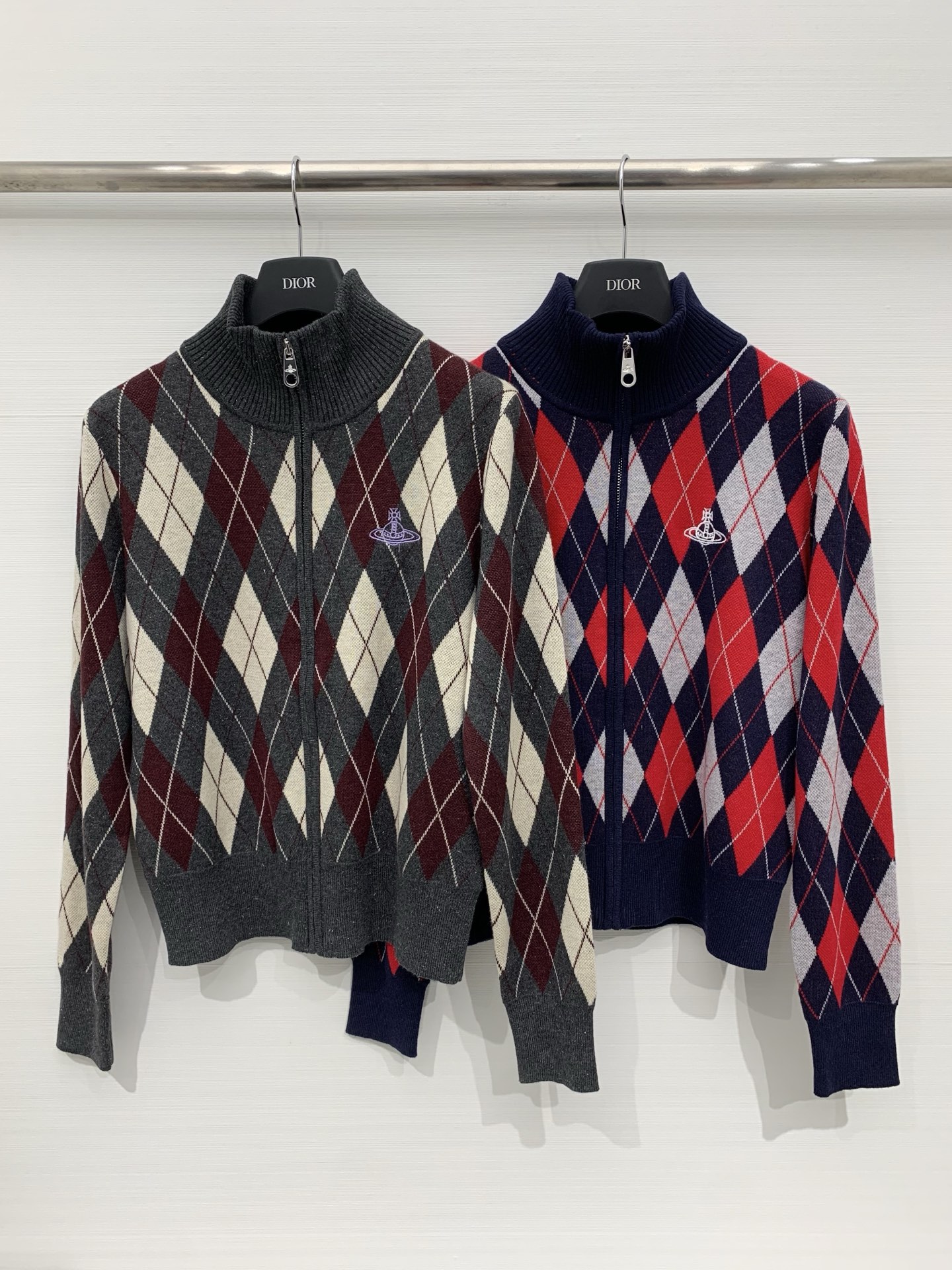 NO:666474,VivienWestwood West Queen 25 new autumn and winter diamond zipper cardigan style logo pattern decoration upper body high-end atmosphere two-color SML,,  19860909VivienWestwood西太后 25秋冬新款 菱格拉链开衫款 logo图案修饰点缀 上身高级氛围感 两色SML,, ,Women's clothing