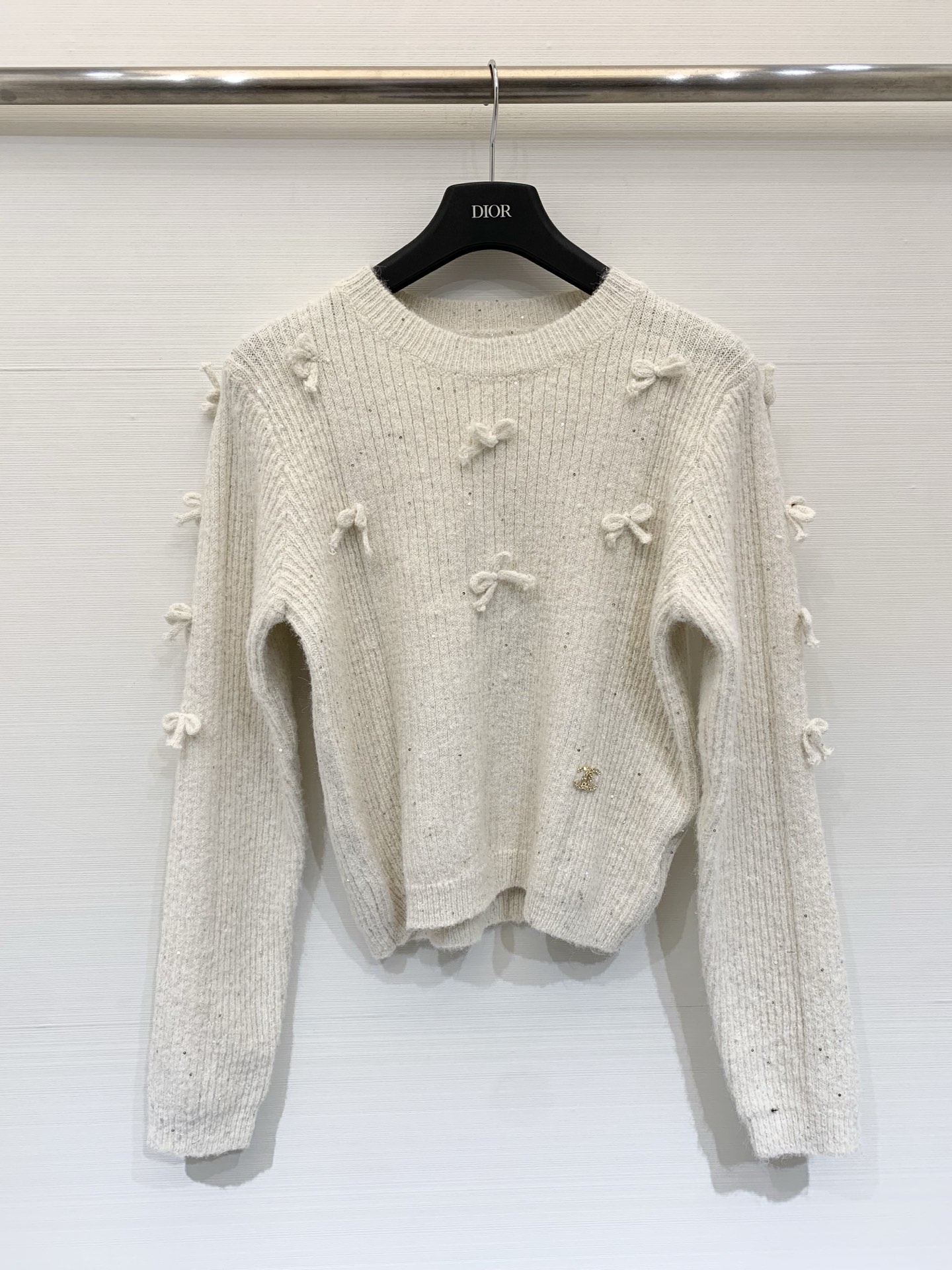 NO:666478,CHANEL 25 new autumn and winter style, long-sleeved model with sequin bow, logo pattern decoration, upper body with high-end atmosphere, three colors SML,,chanel, 19860909CHANEL 25秋冬新款 珠片蝴蝶结长袖款 logo图案修饰点缀 上身高级氛围感 三色SML,,chanel, ,Women's clothing