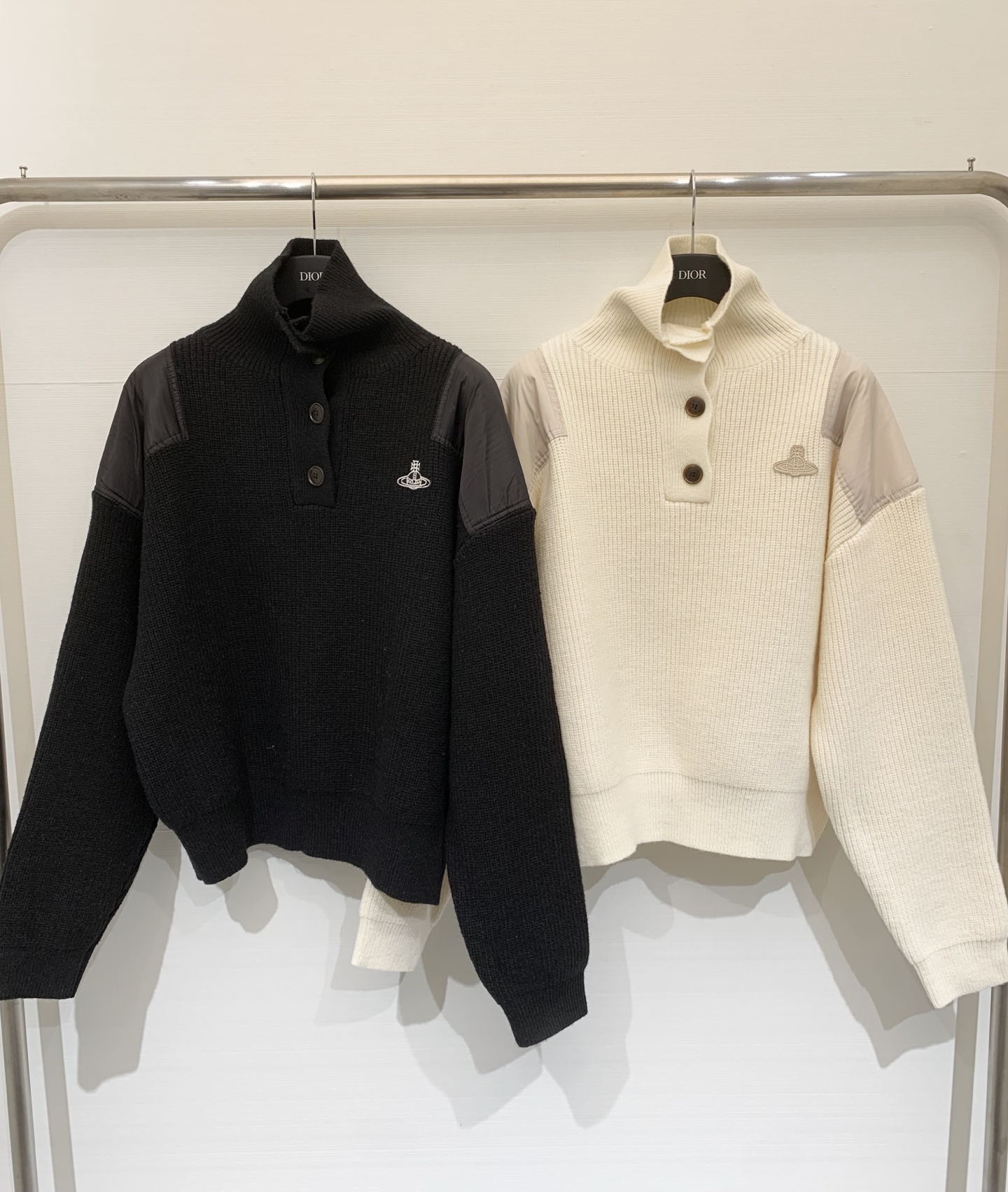 NO:666488,VivienneWestwood Queen Mother West 25 new autumn and winter style lapel knitted pullover style logo pattern decoration upper body high-end atmosphere 2 color code //,, 19860909VivienneWestwood西太后 25秋冬新款 翻领针织套头款 logo图案修饰点缀 上身高级氛围感 2色碼 //,, ,Women's clothing