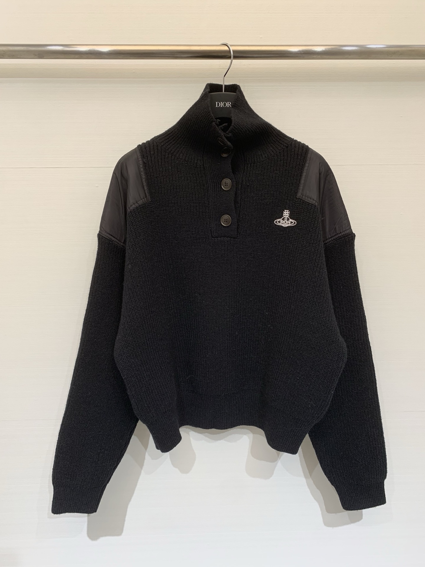 NO:666461,VivienneWestwood Queen Mother West 25 new autumn and winter style lapel knitted pullover style logo pattern decoration upper body high-end atmosphere 2 color code // P,, 19860909VivienneWestwood西太后 25秋冬新款 翻领针织套头款 logo图案修饰点缀 上身高级氛围感 2色碼 // P,, ,Women's clothing